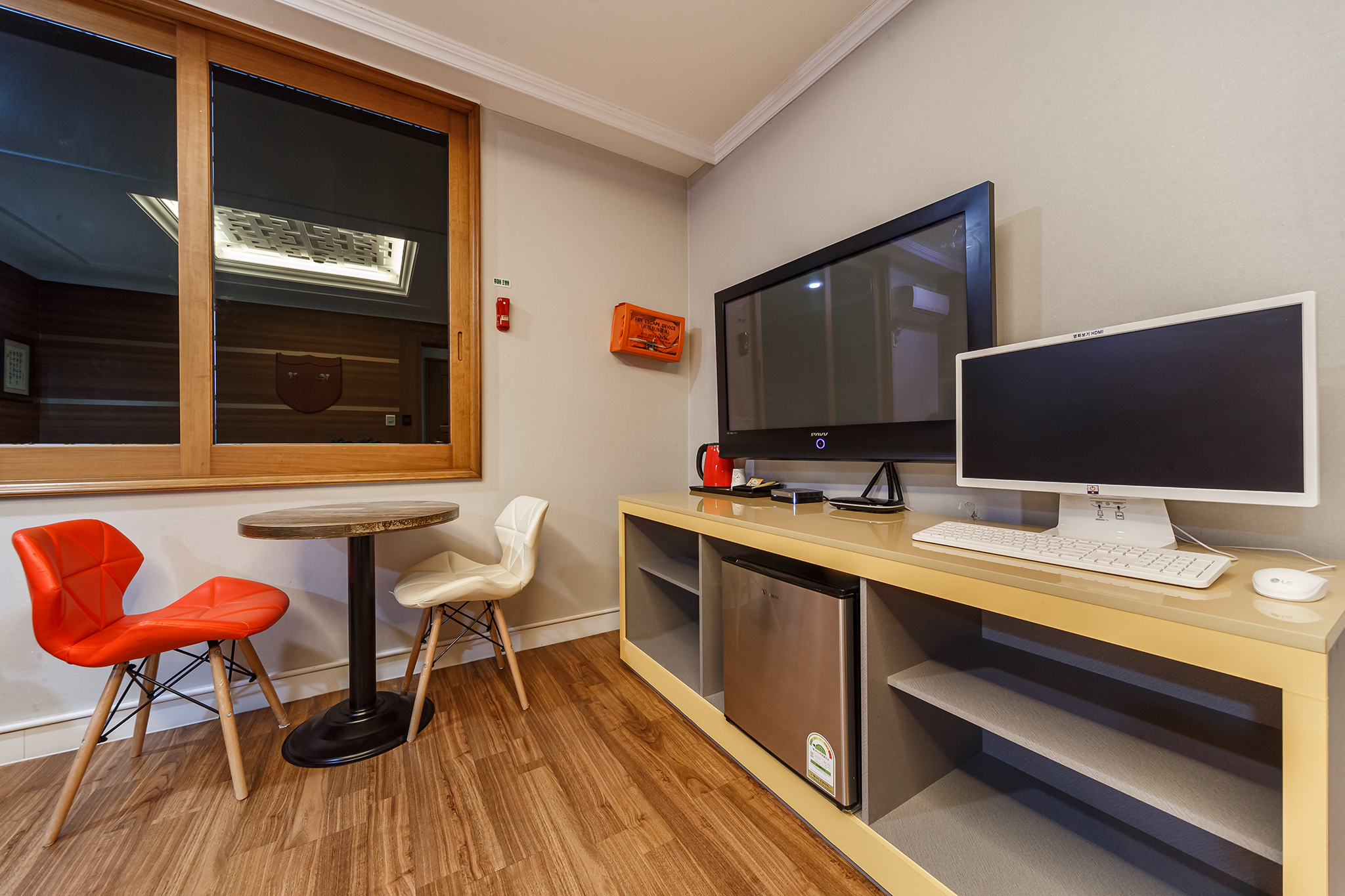 room detail thumbnail 2