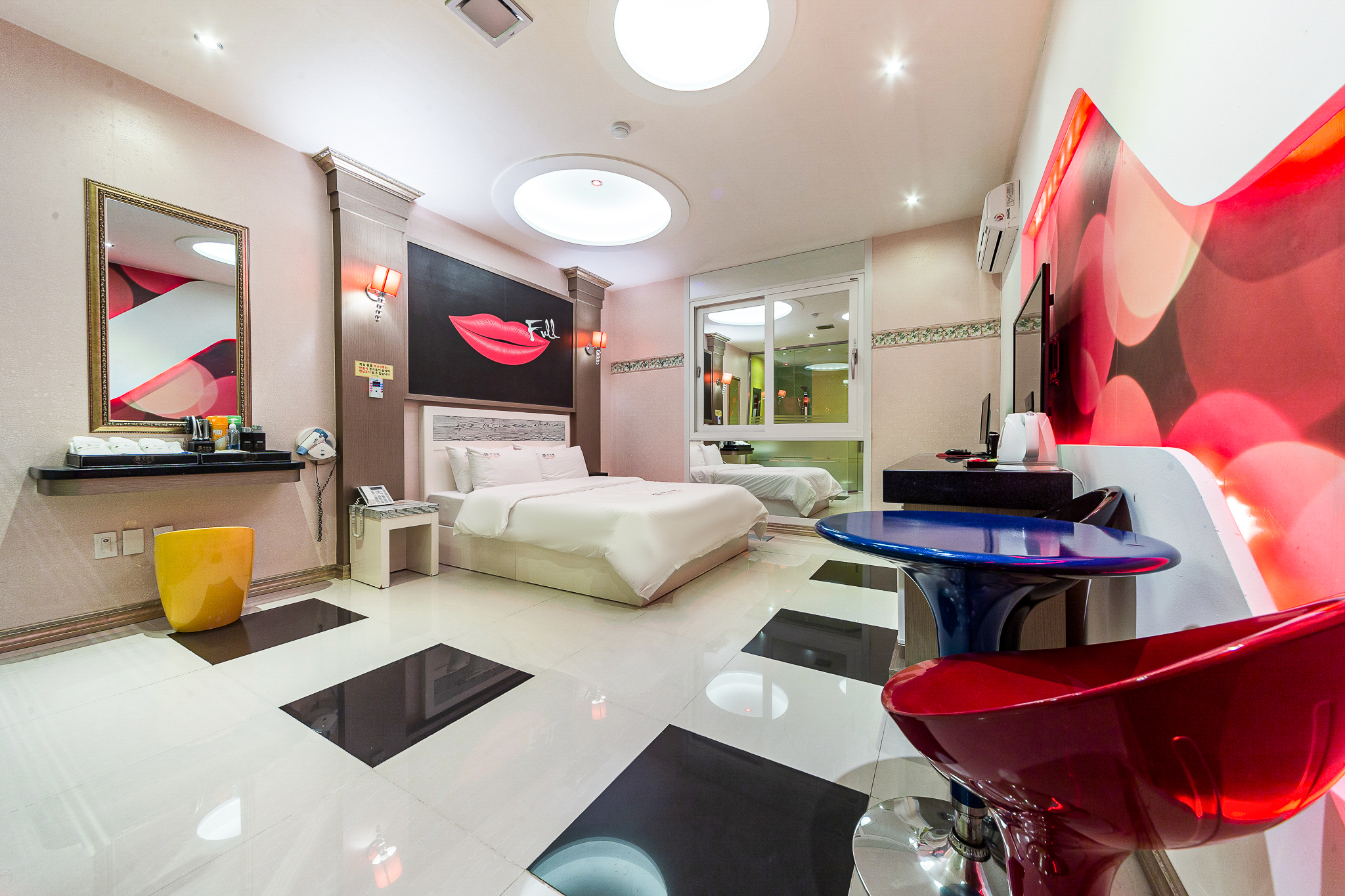 room detail thumbnail 1