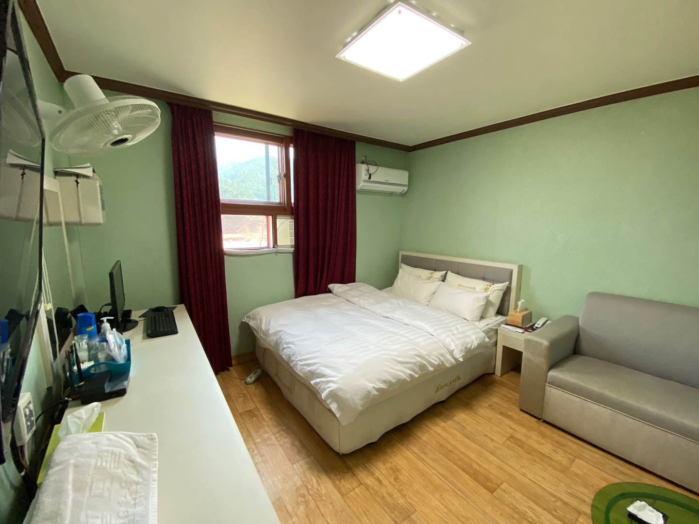 room detail thumbnail 2