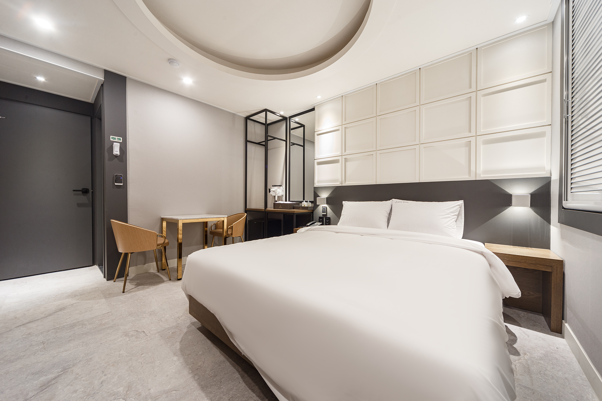 화이트(넷플릭스 시청가능, 비대면 키오스크 체크인)