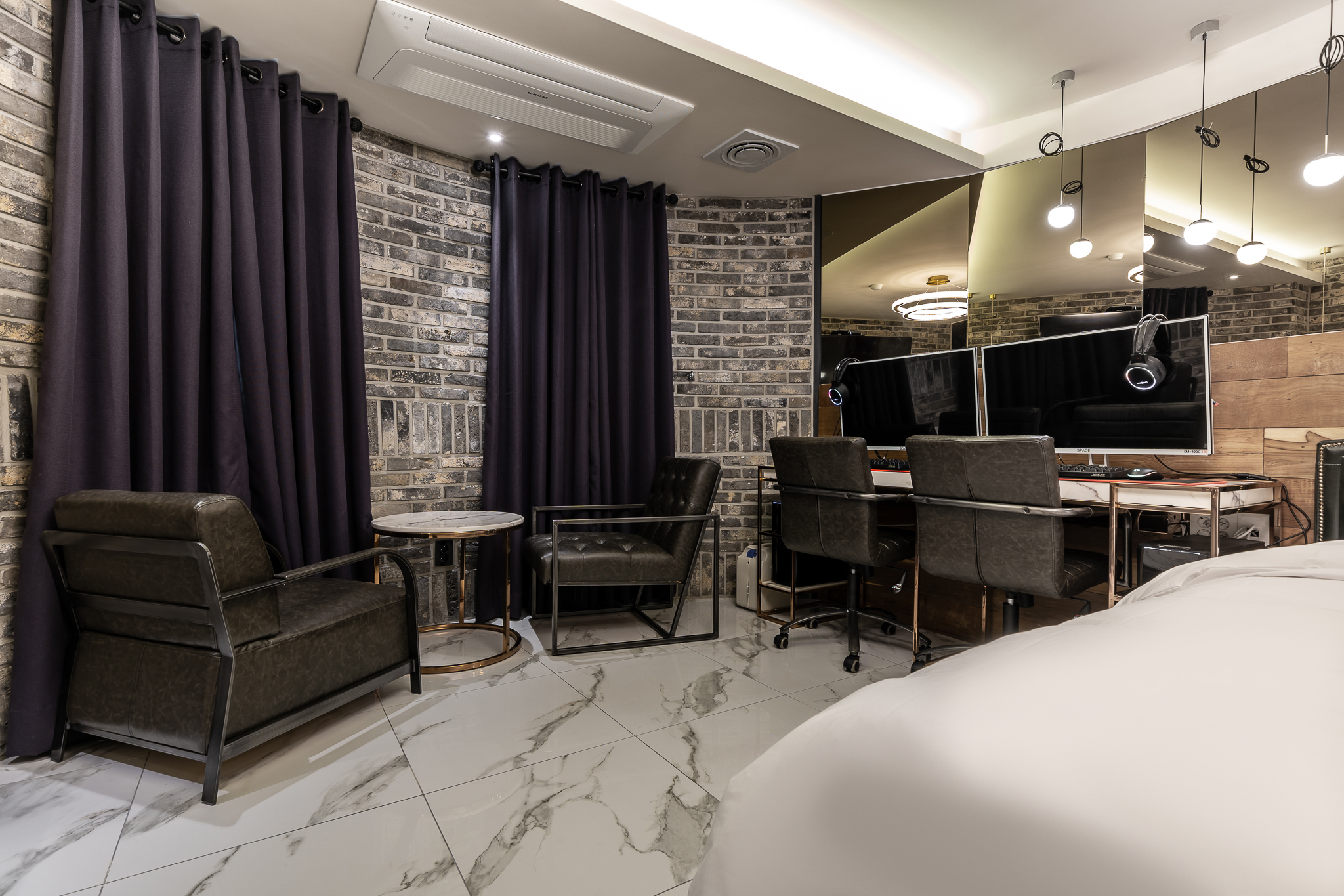 room detail thumbnail 2