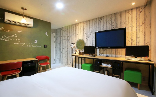 room detail thumbnail 2