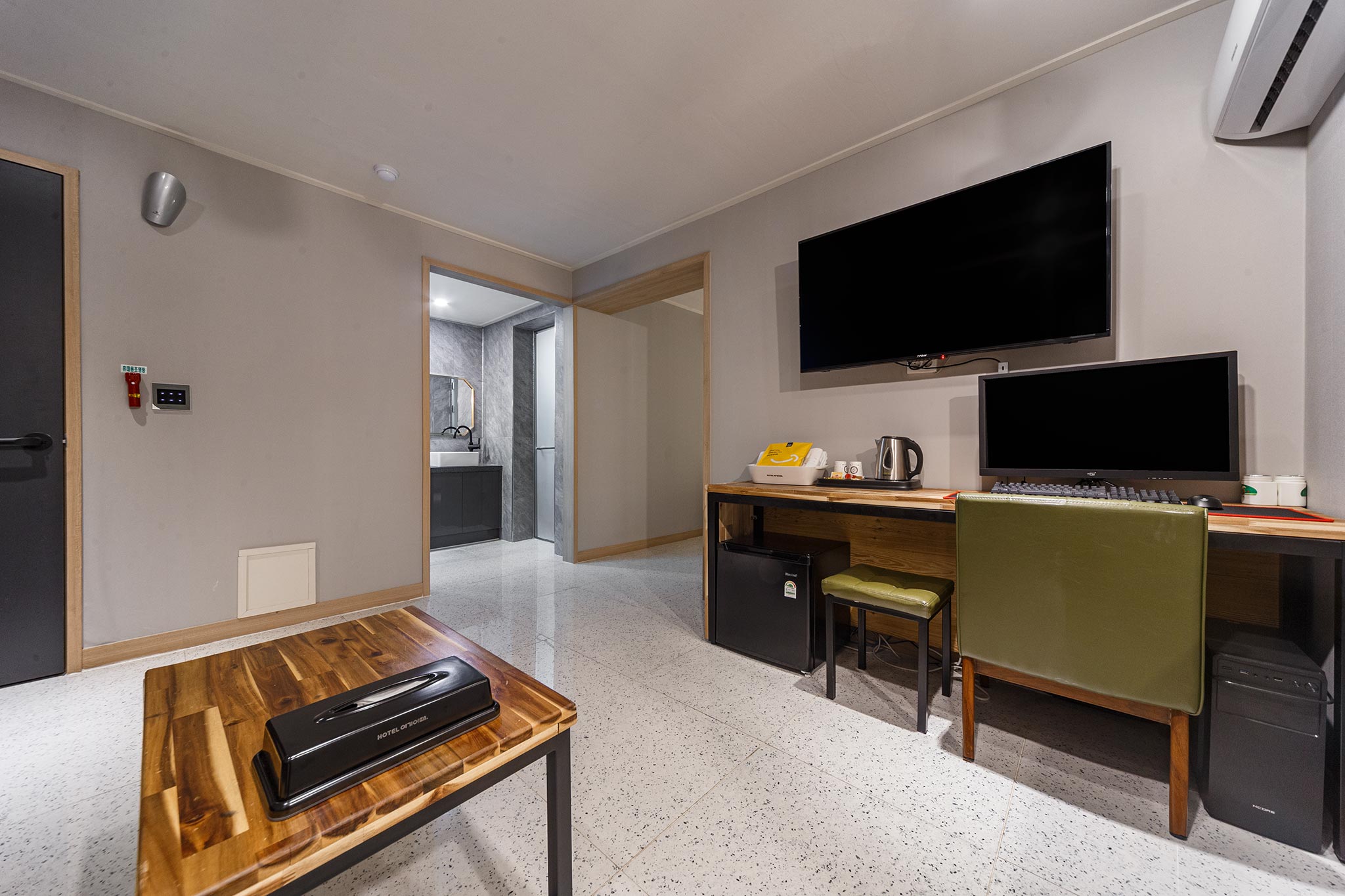 room detail thumbnail 1