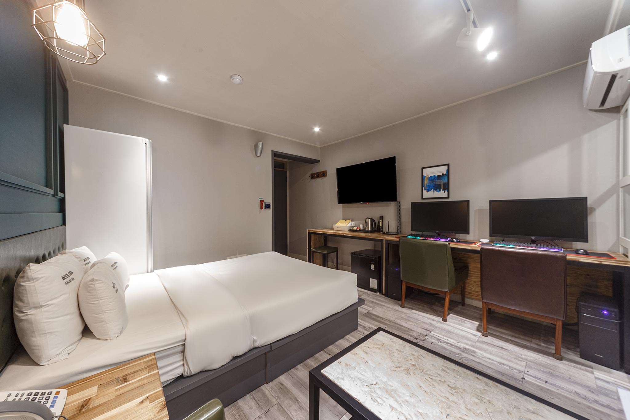 room detail thumbnail 2