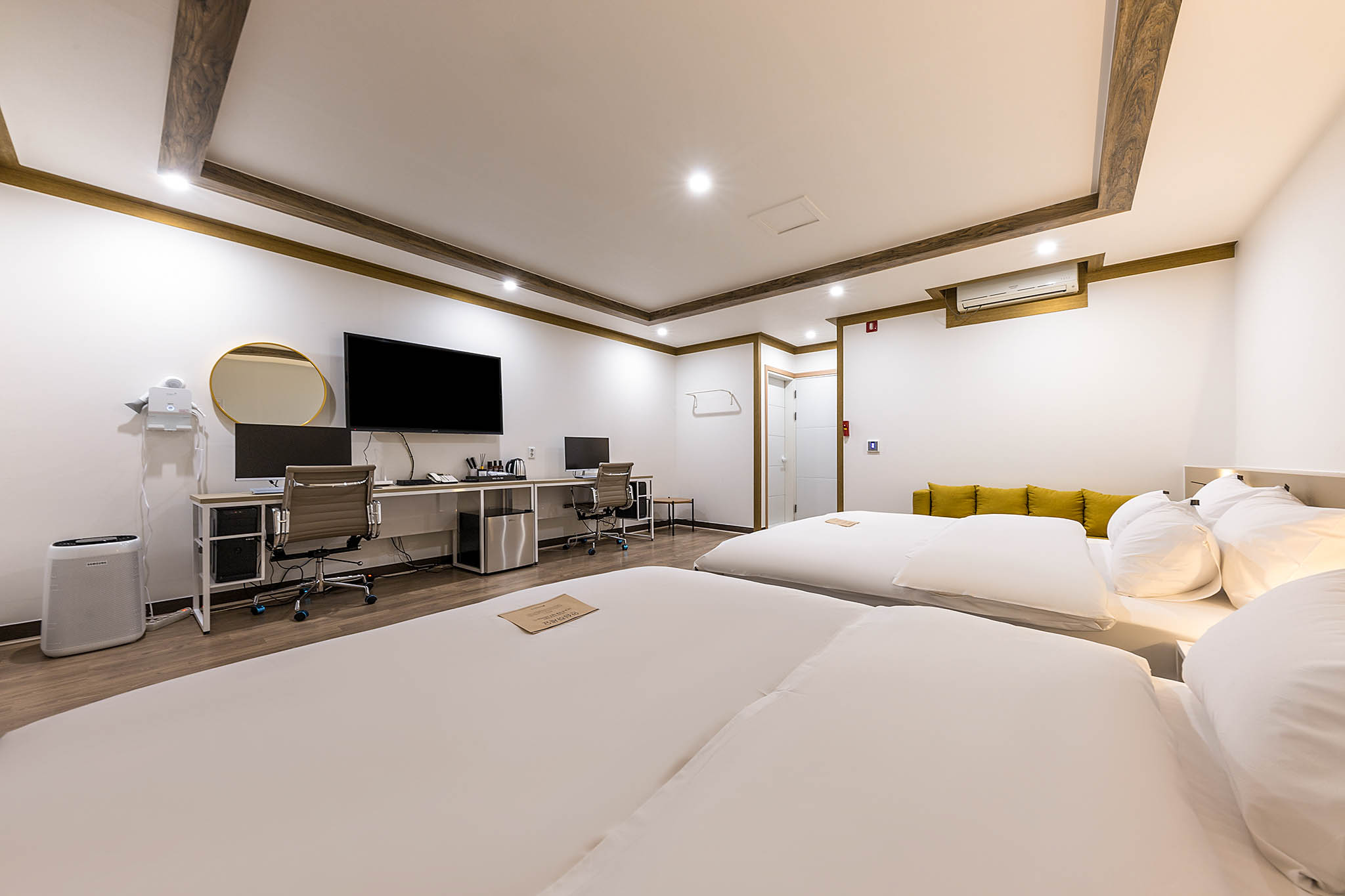room detail thumbnail 2