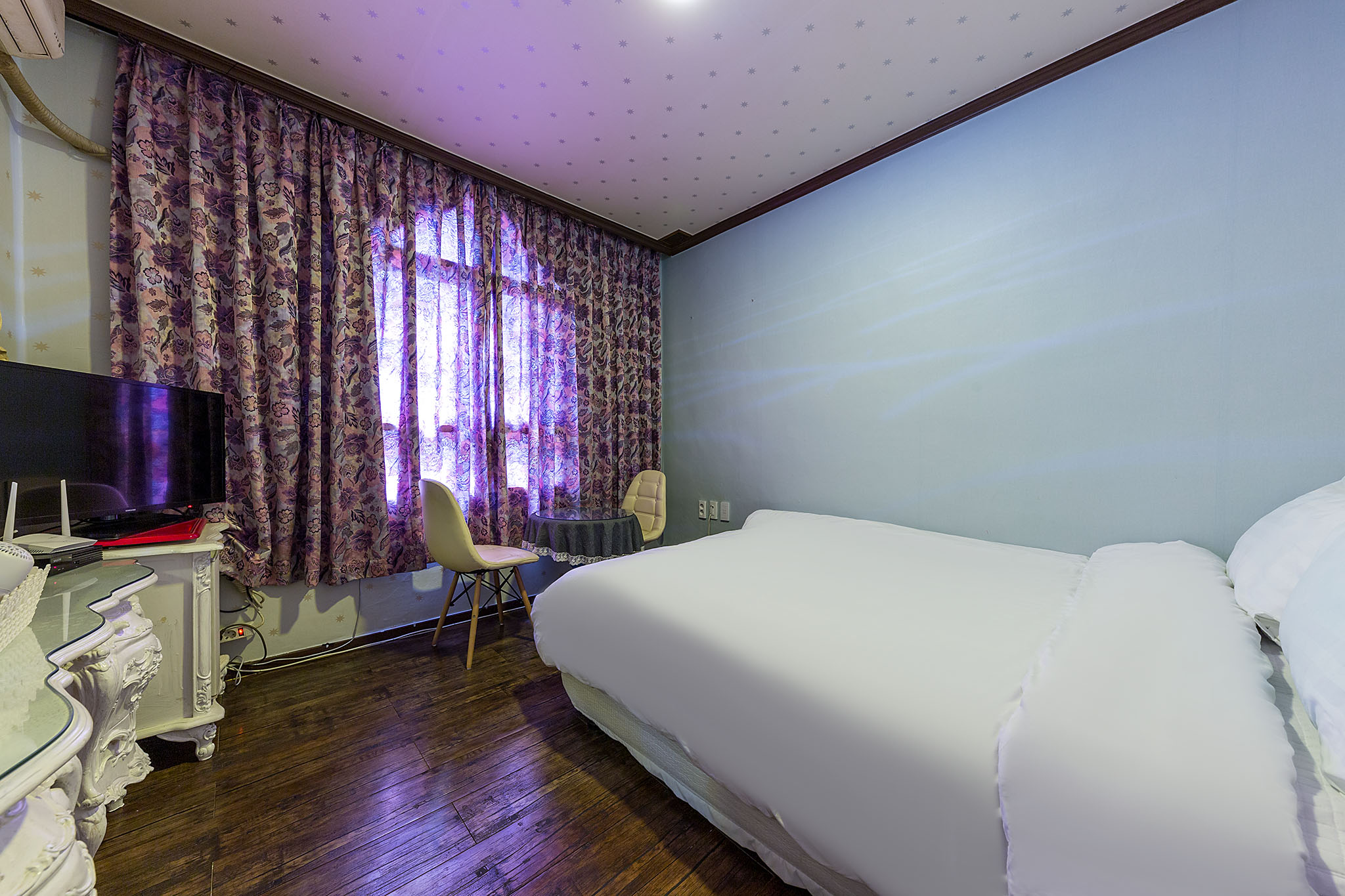 room detail thumbnail 1