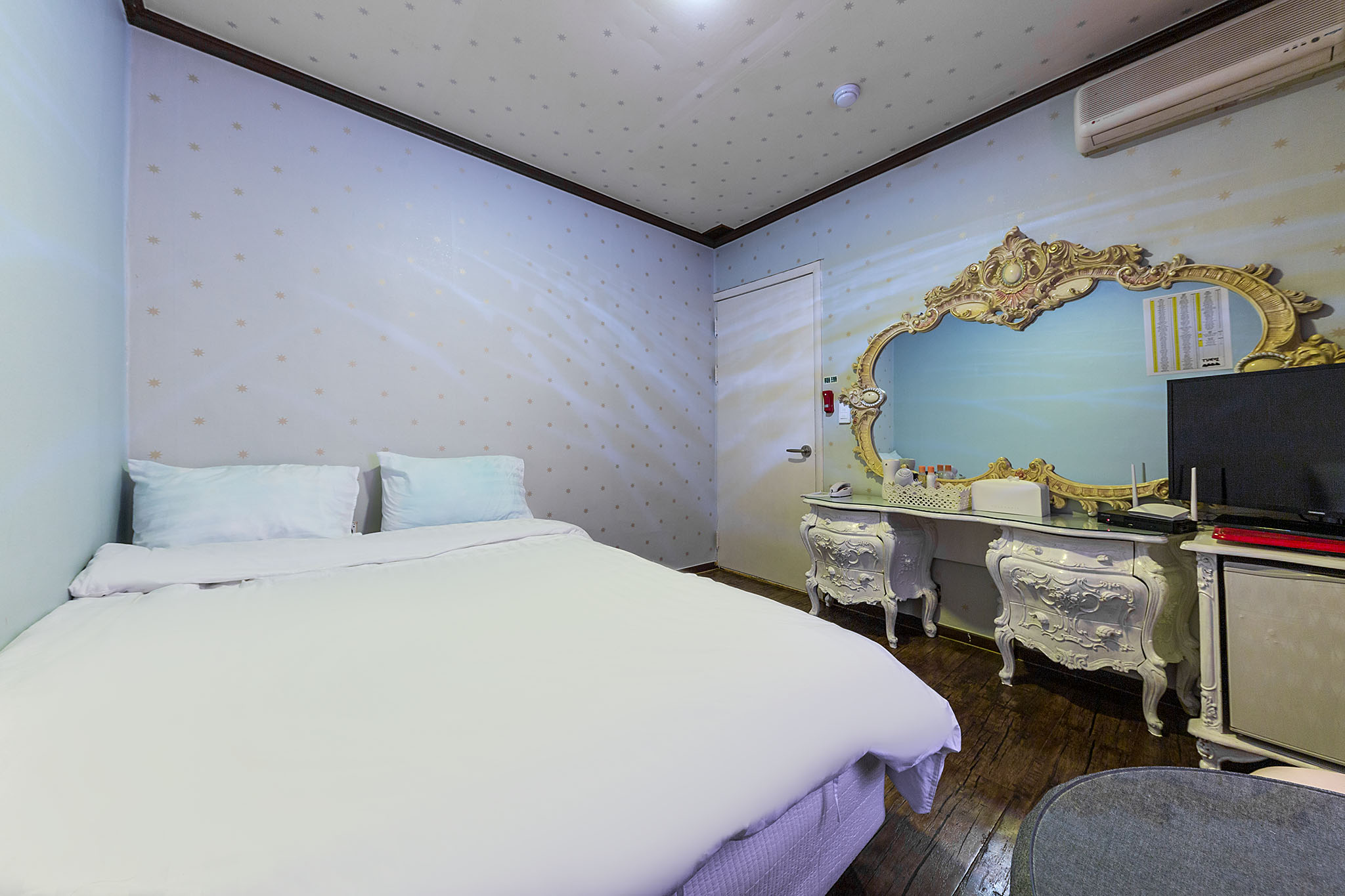 room detail thumbnail 2