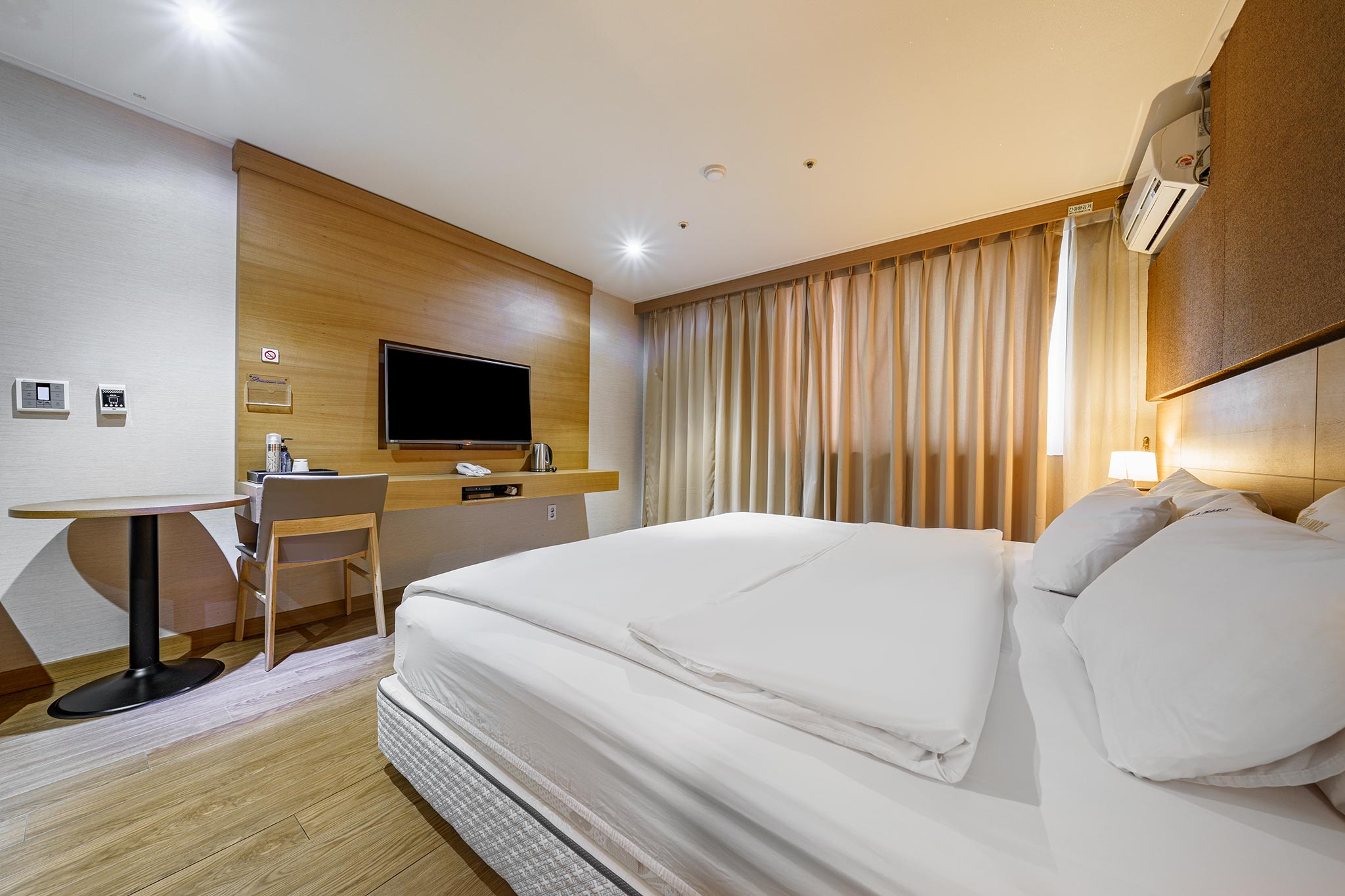 room detail thumbnail 2