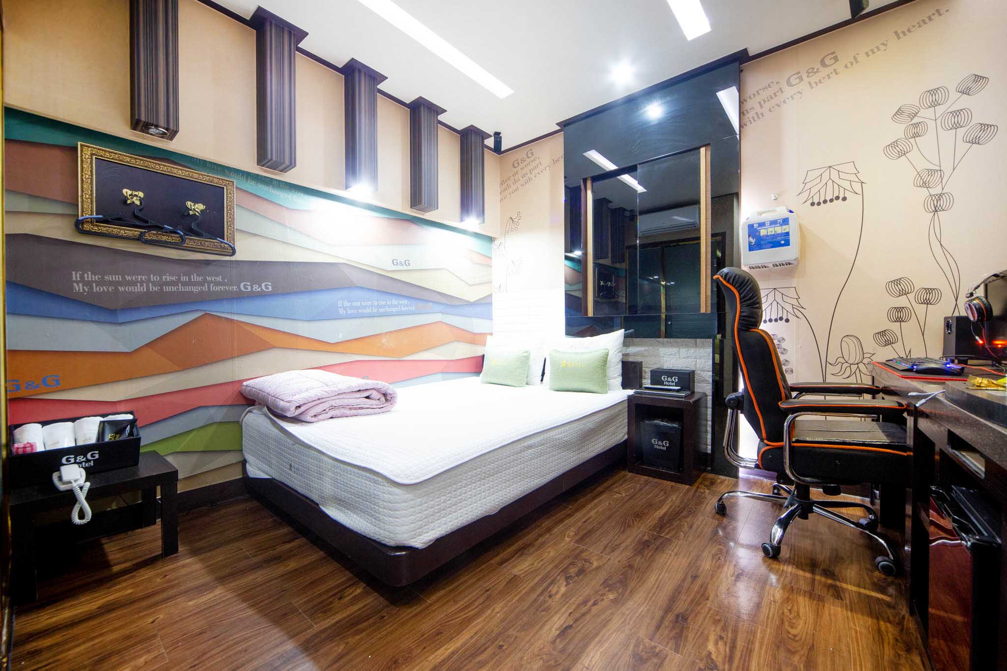 room detail thumbnail 2