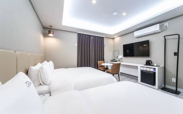 room detail thumbnail 2