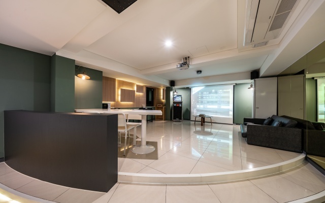 room detail thumbnail 1