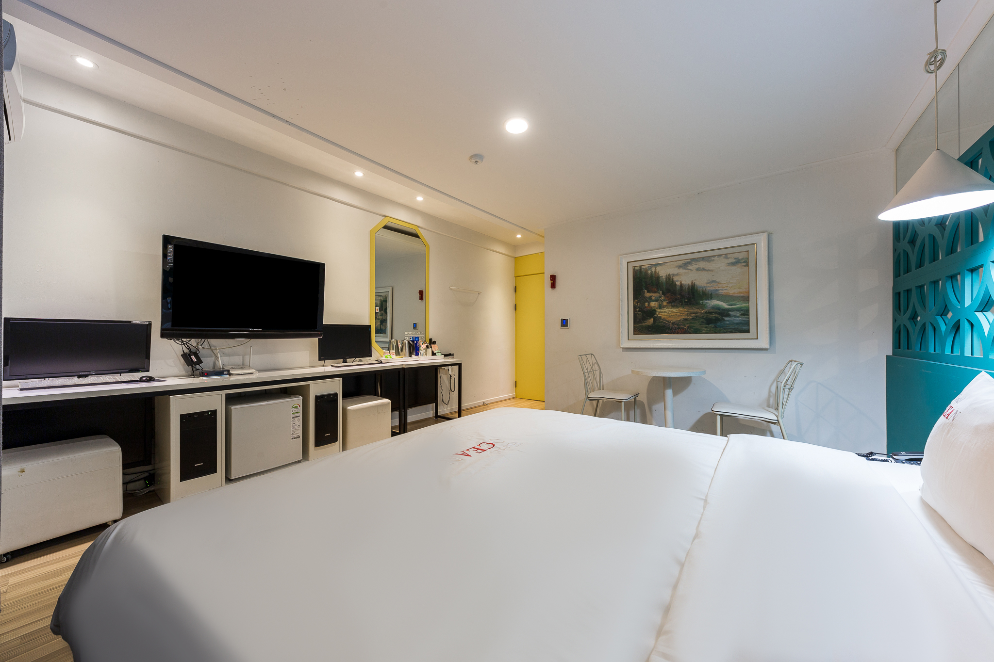 room detail thumbnail 2