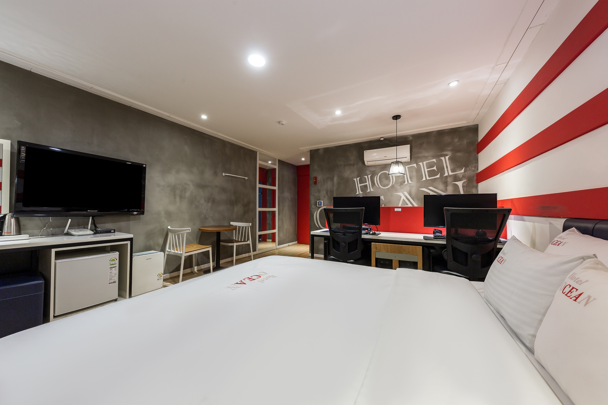 room detail thumbnail 2