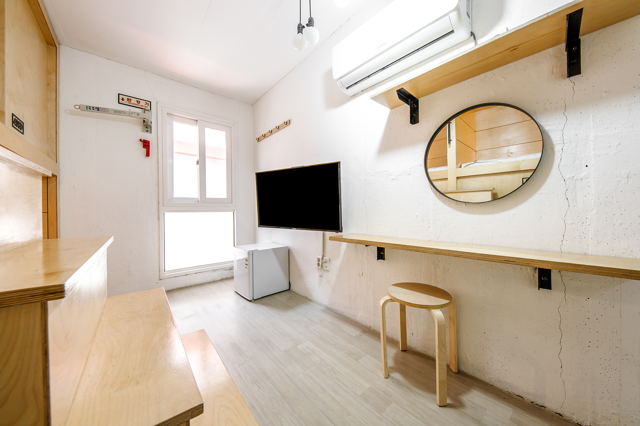 room detail thumbnail 2