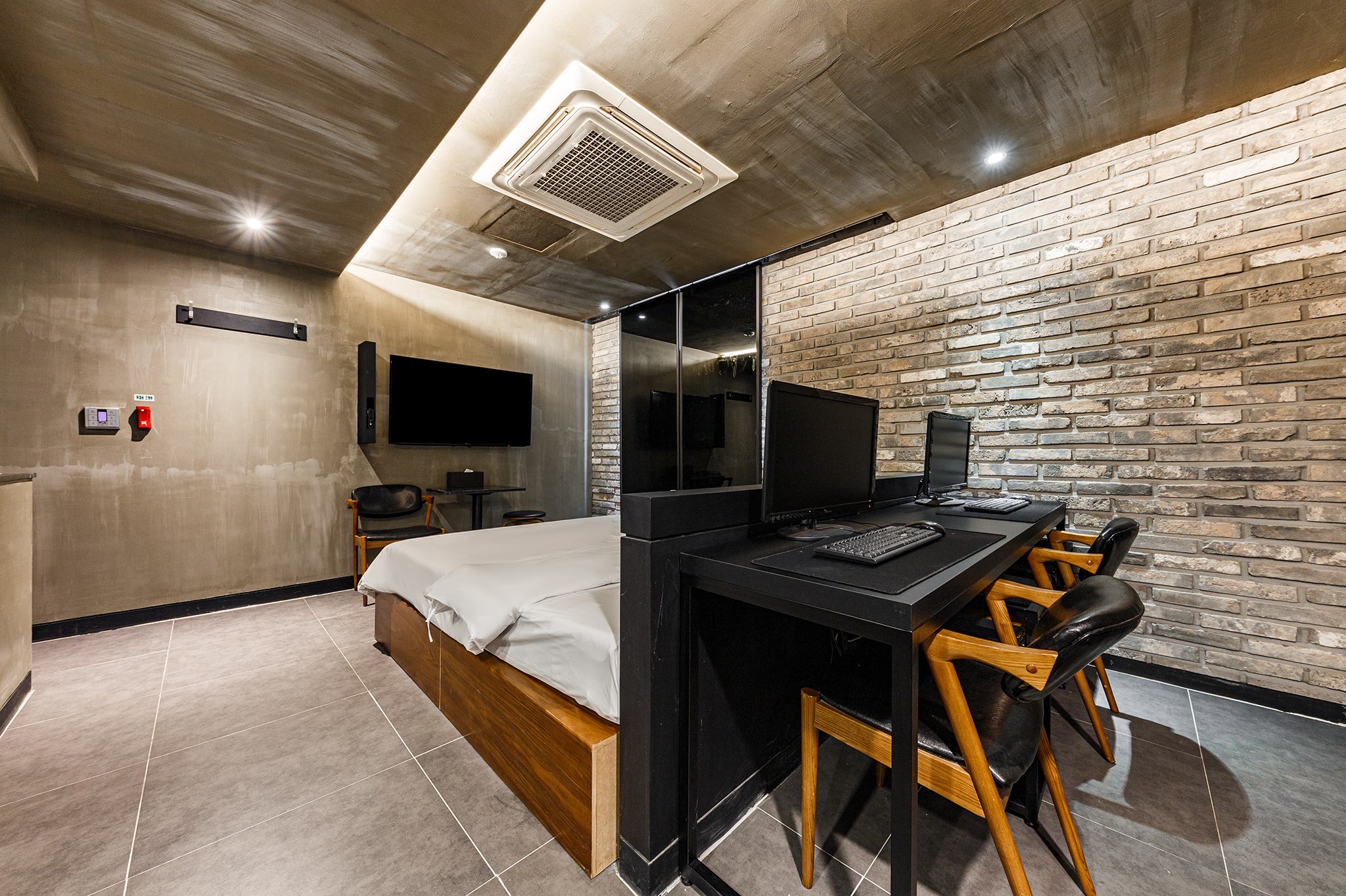 room detail thumbnail 1