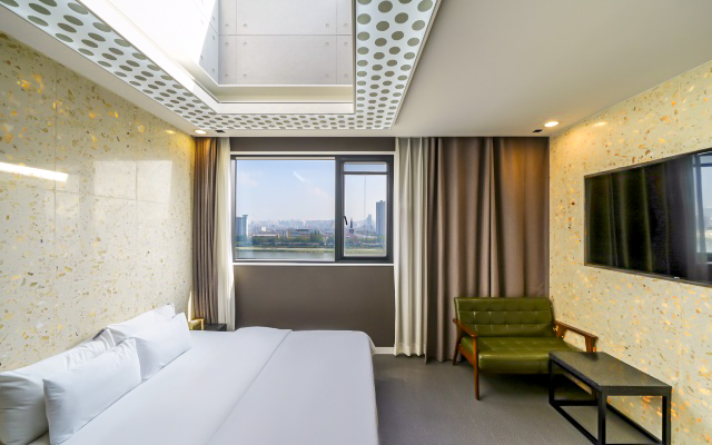 room detail thumbnail 1