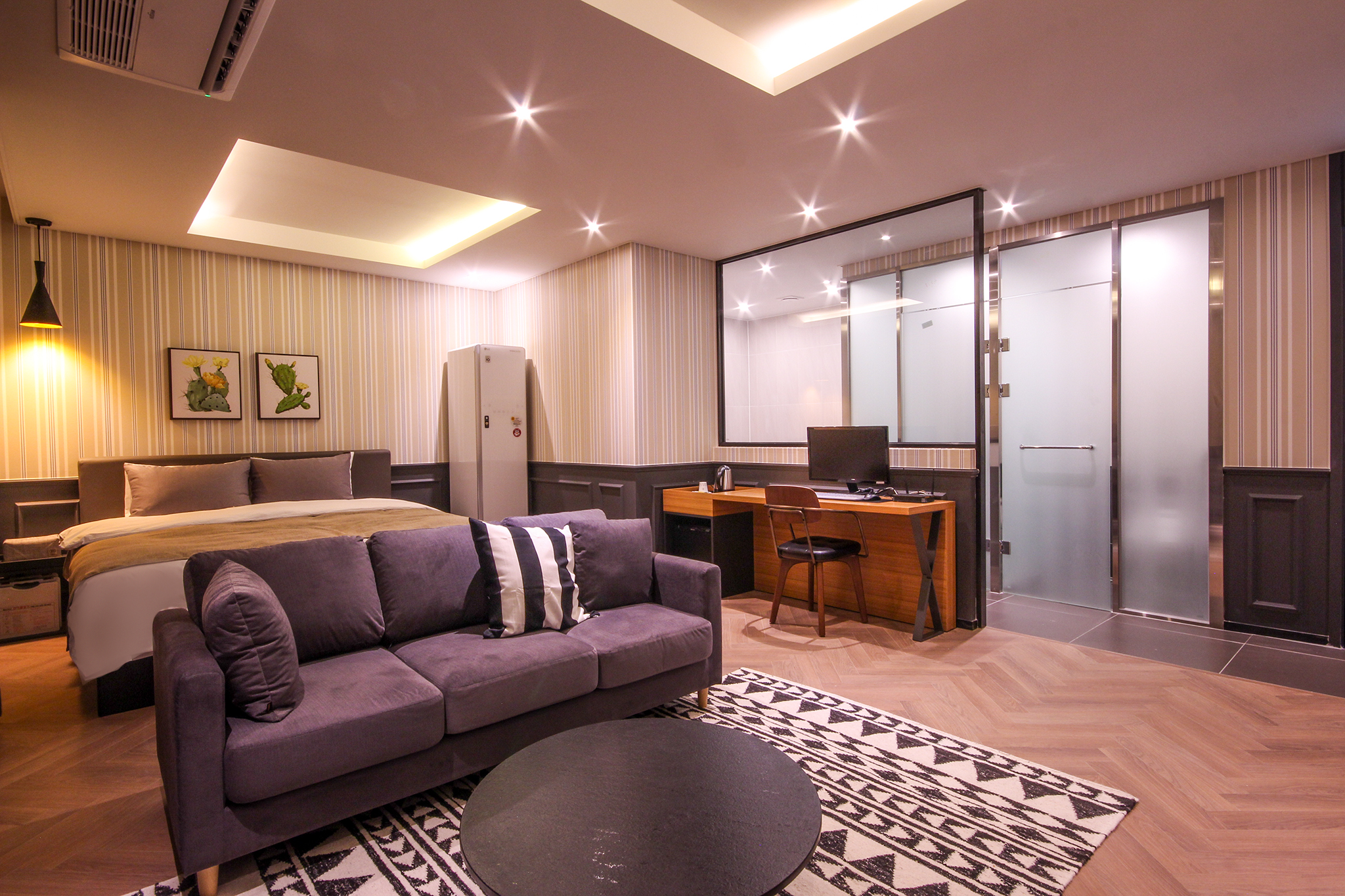 room detail thumbnail 2