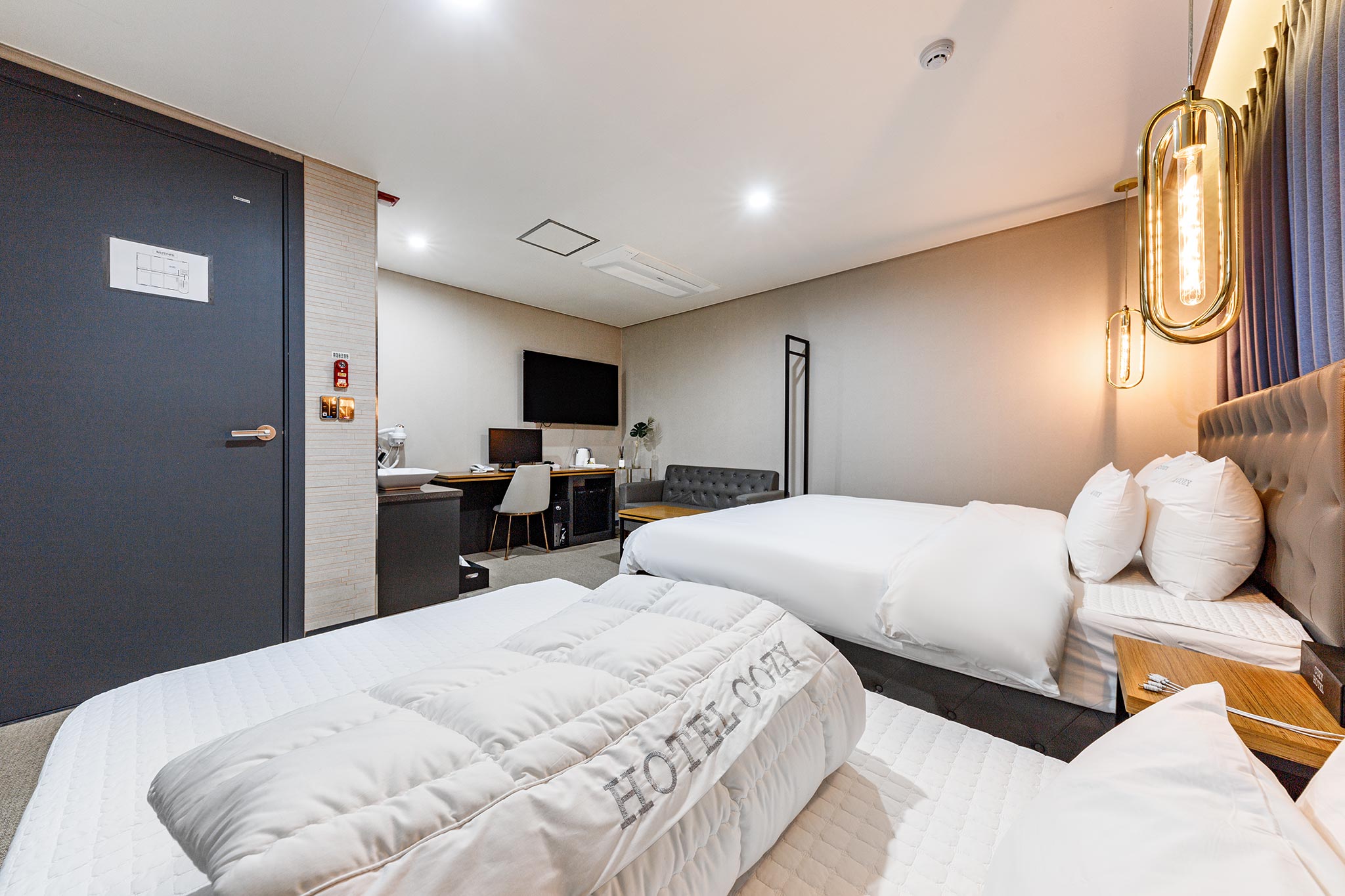 room detail thumbnail 2
