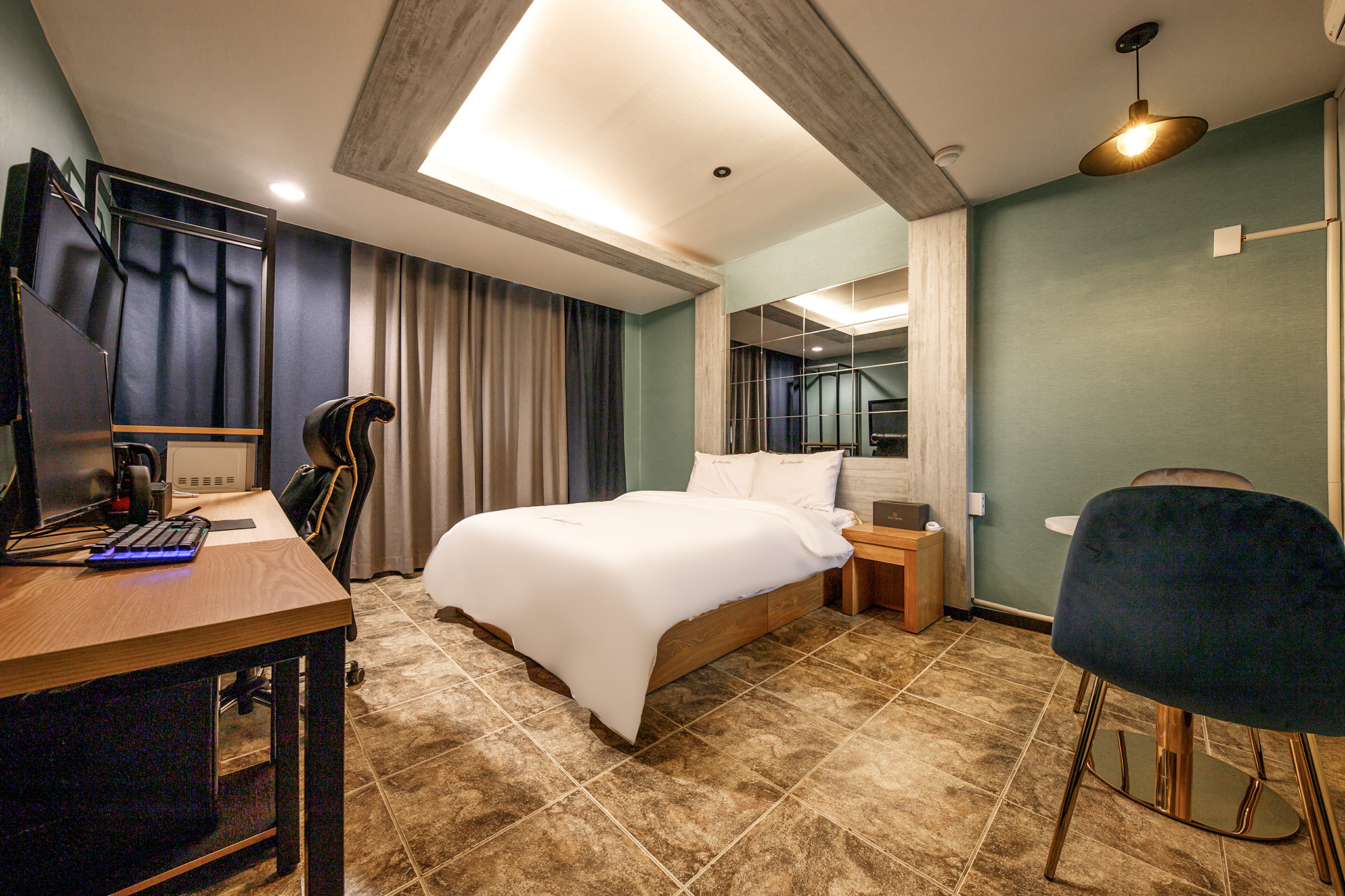 room detail thumbnail 1