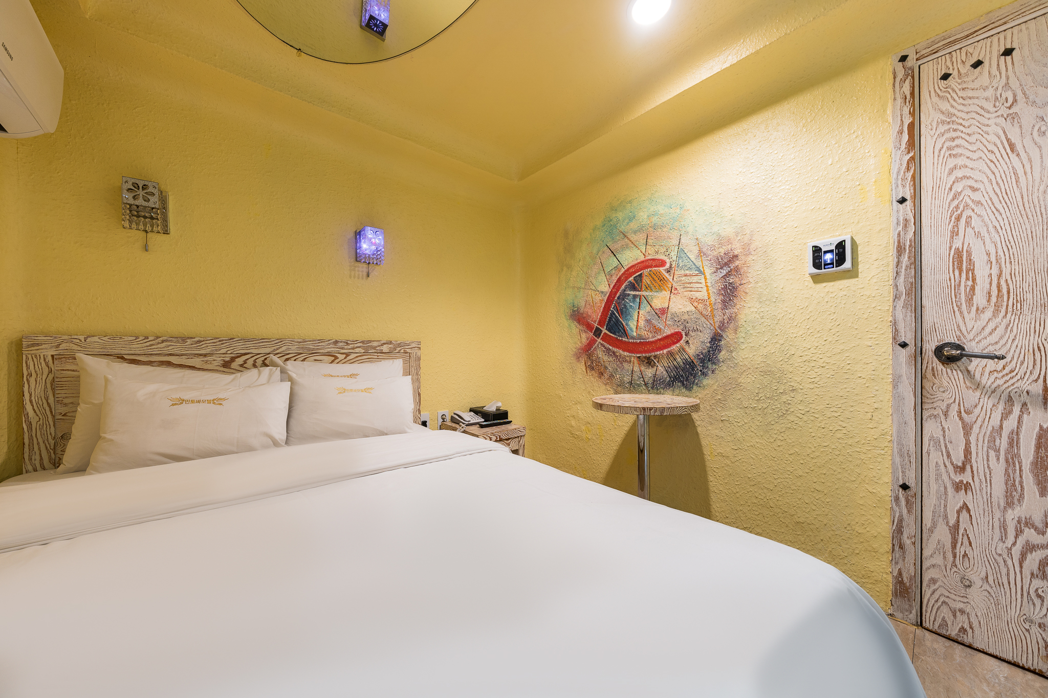 room detail thumbnail 2