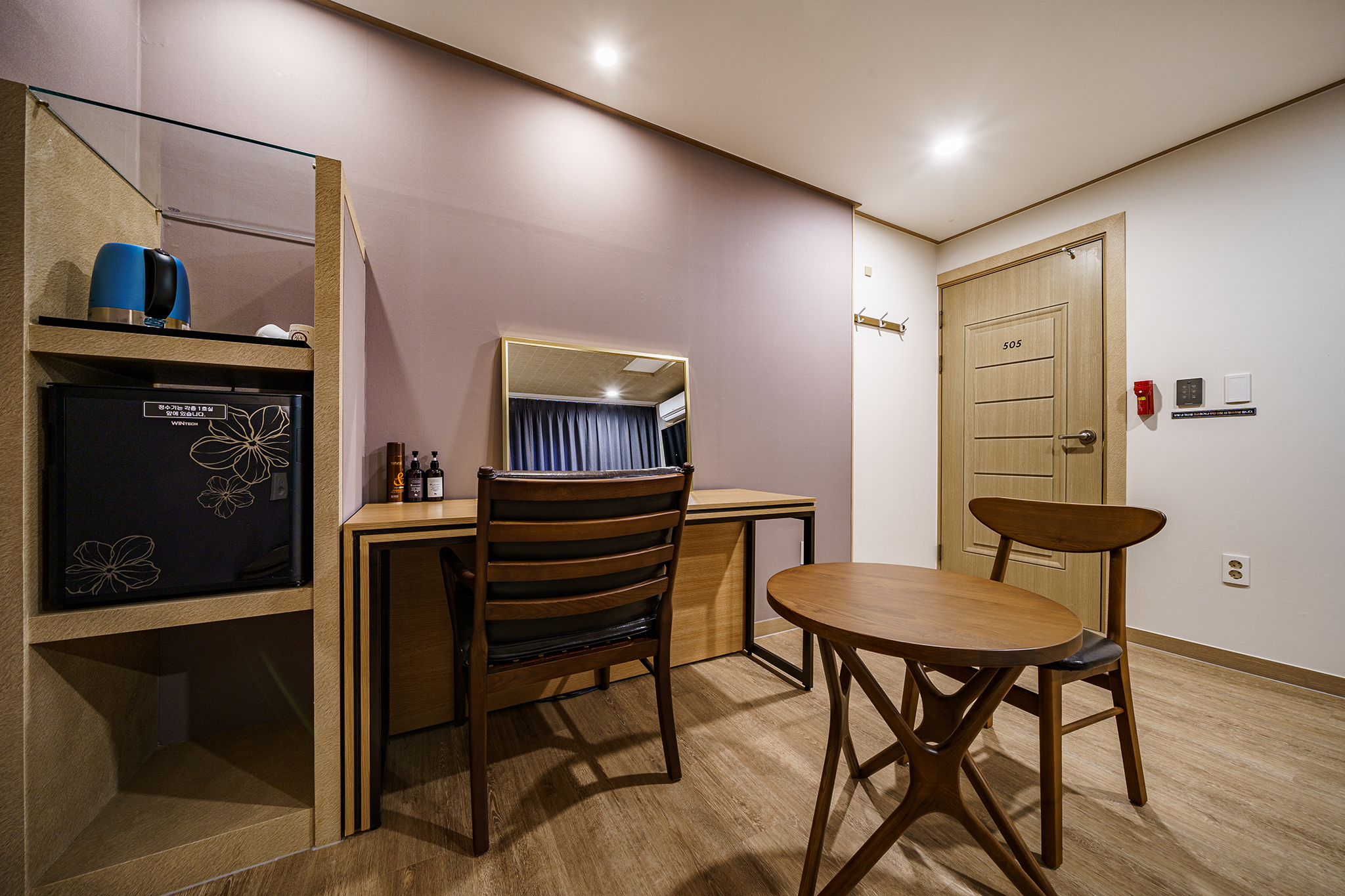 room detail thumbnail 2