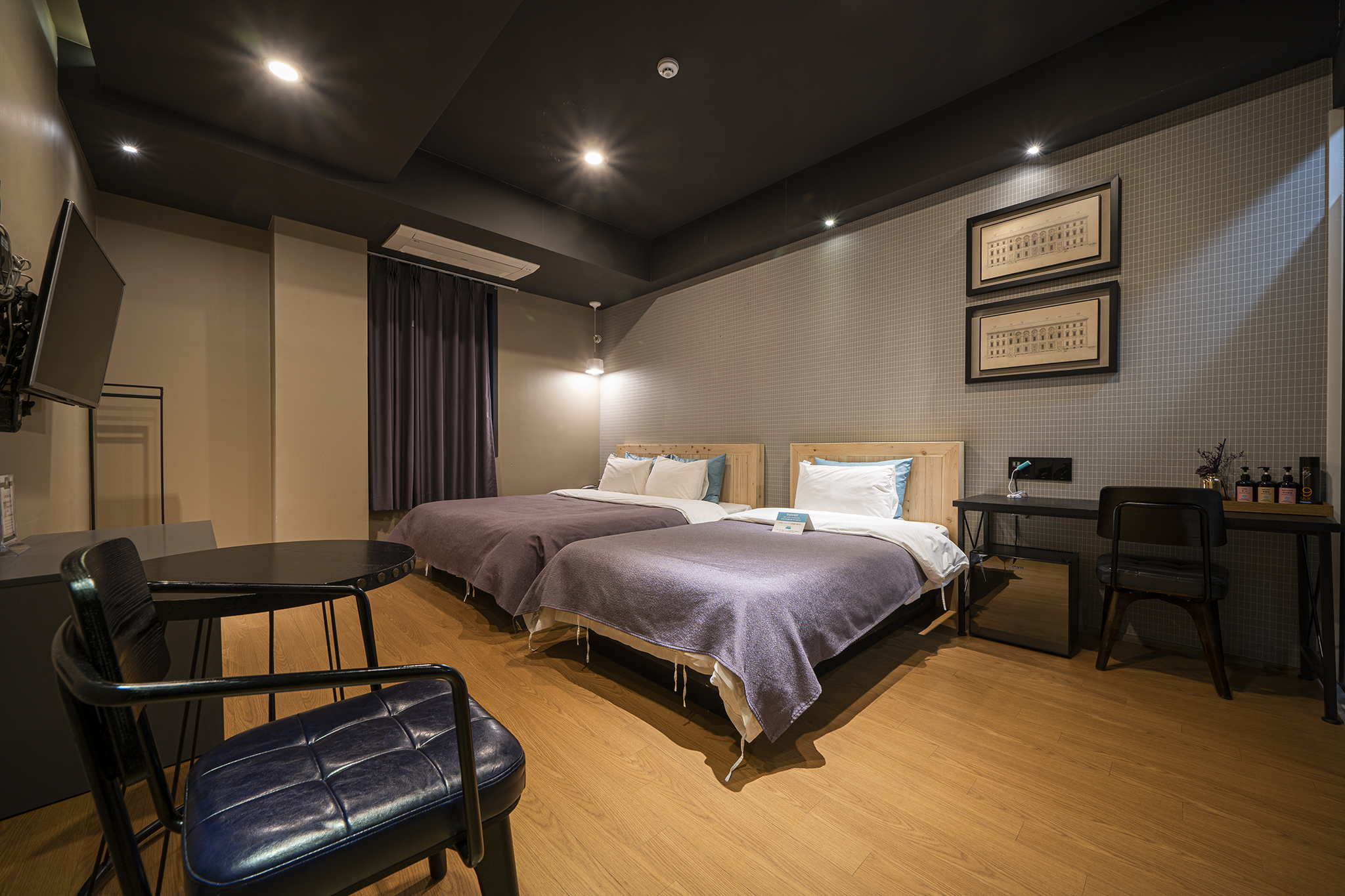 room detail thumbnail 1