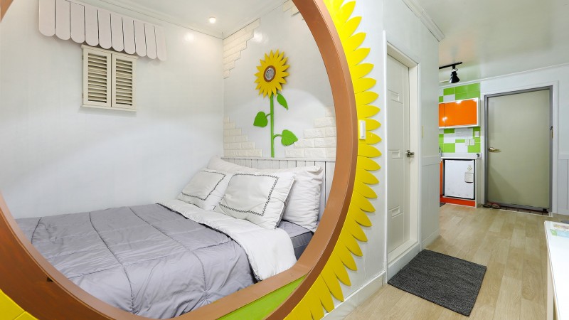 room detail thumbnail 2