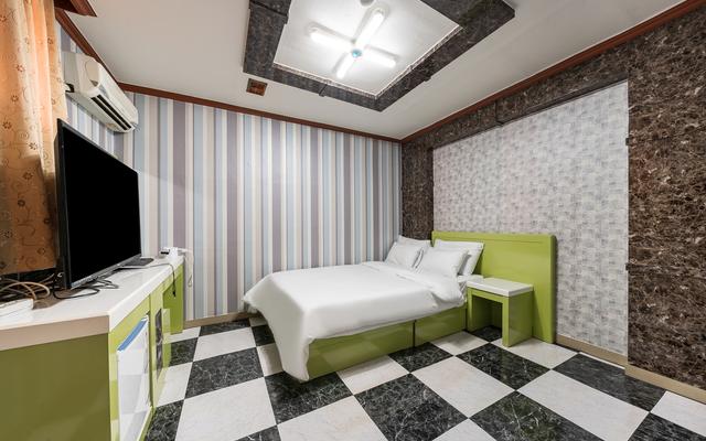 room detail thumbnail 0