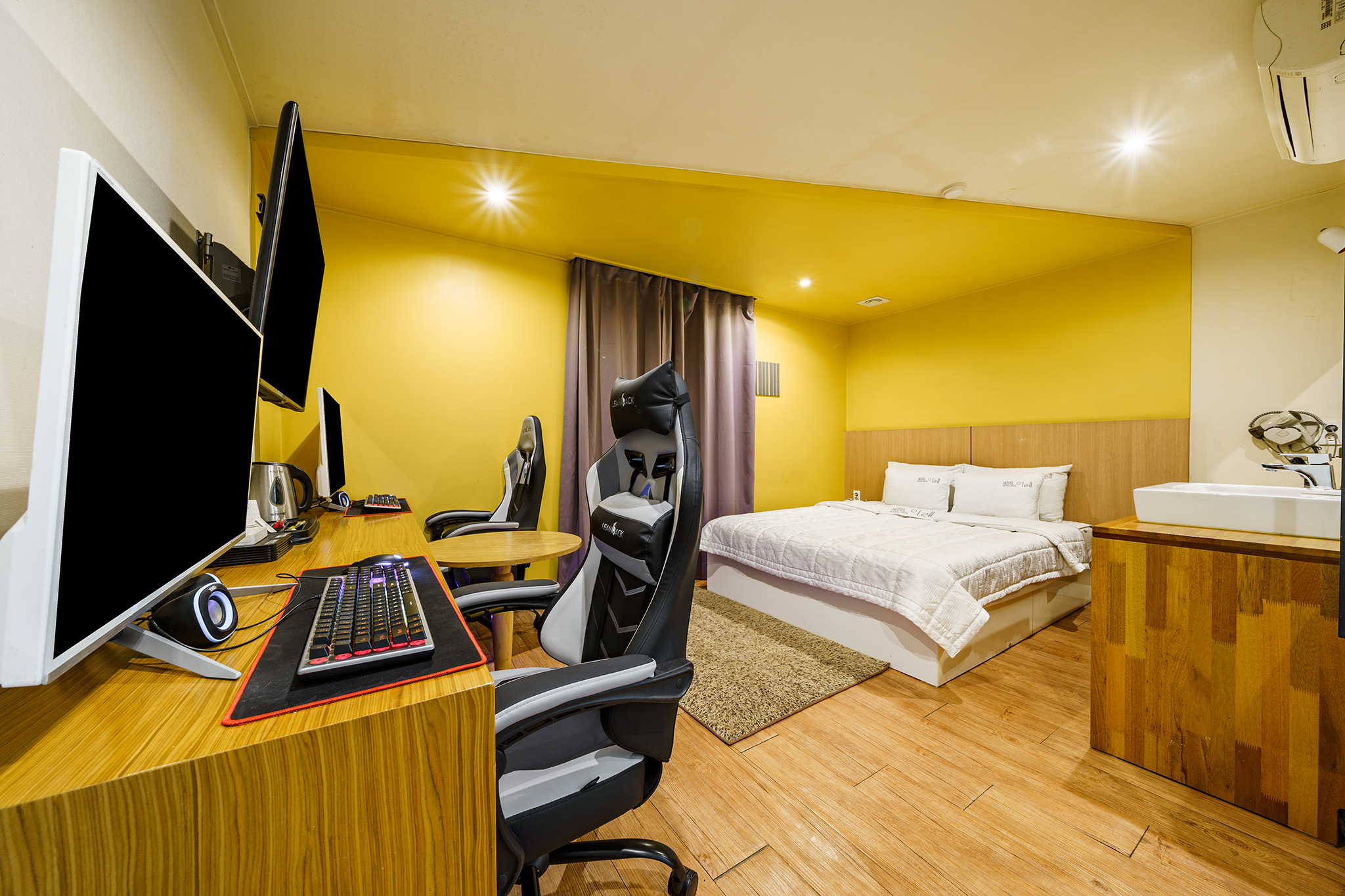 room detail thumbnail 1