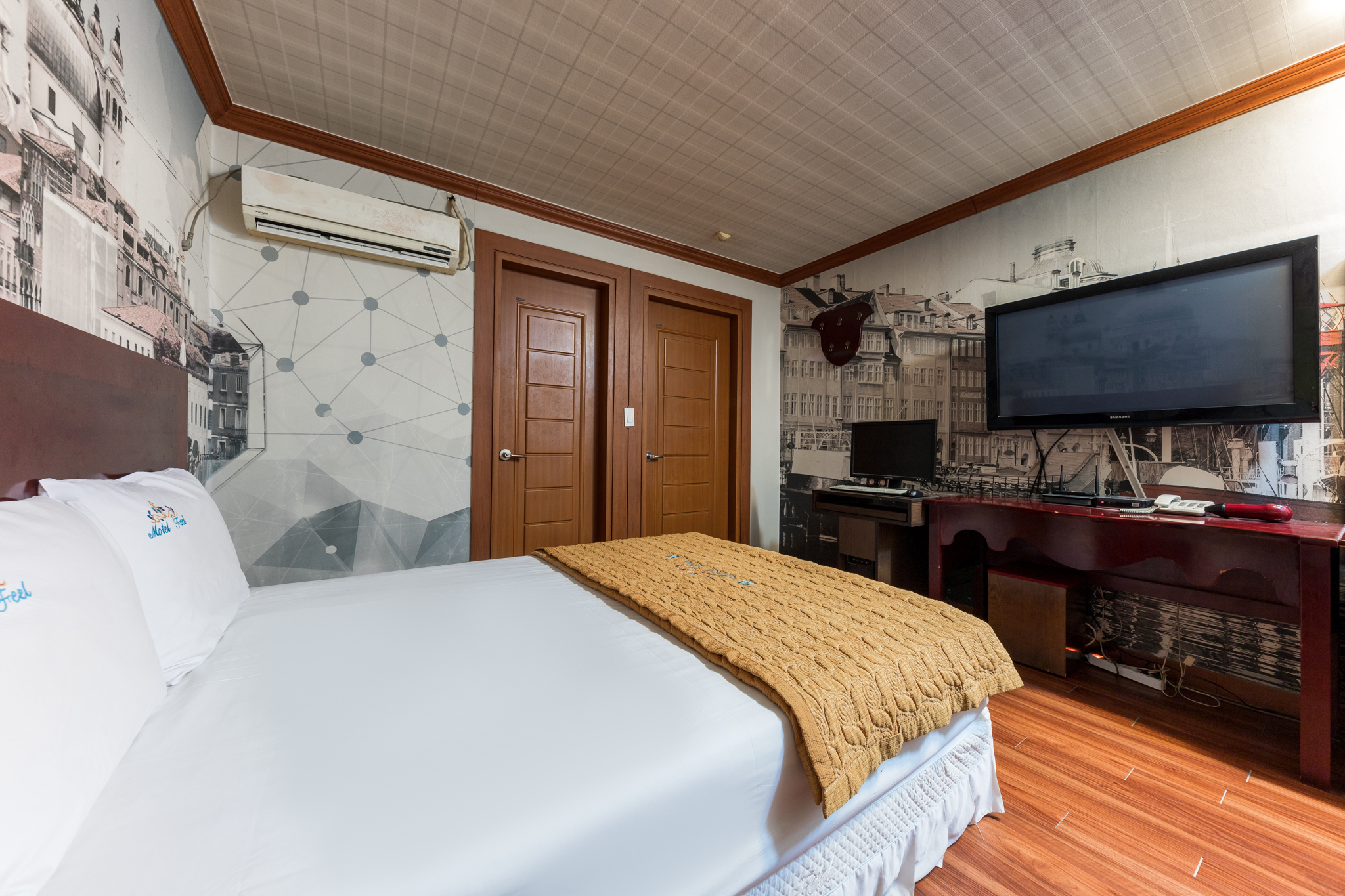 room detail thumbnail 2