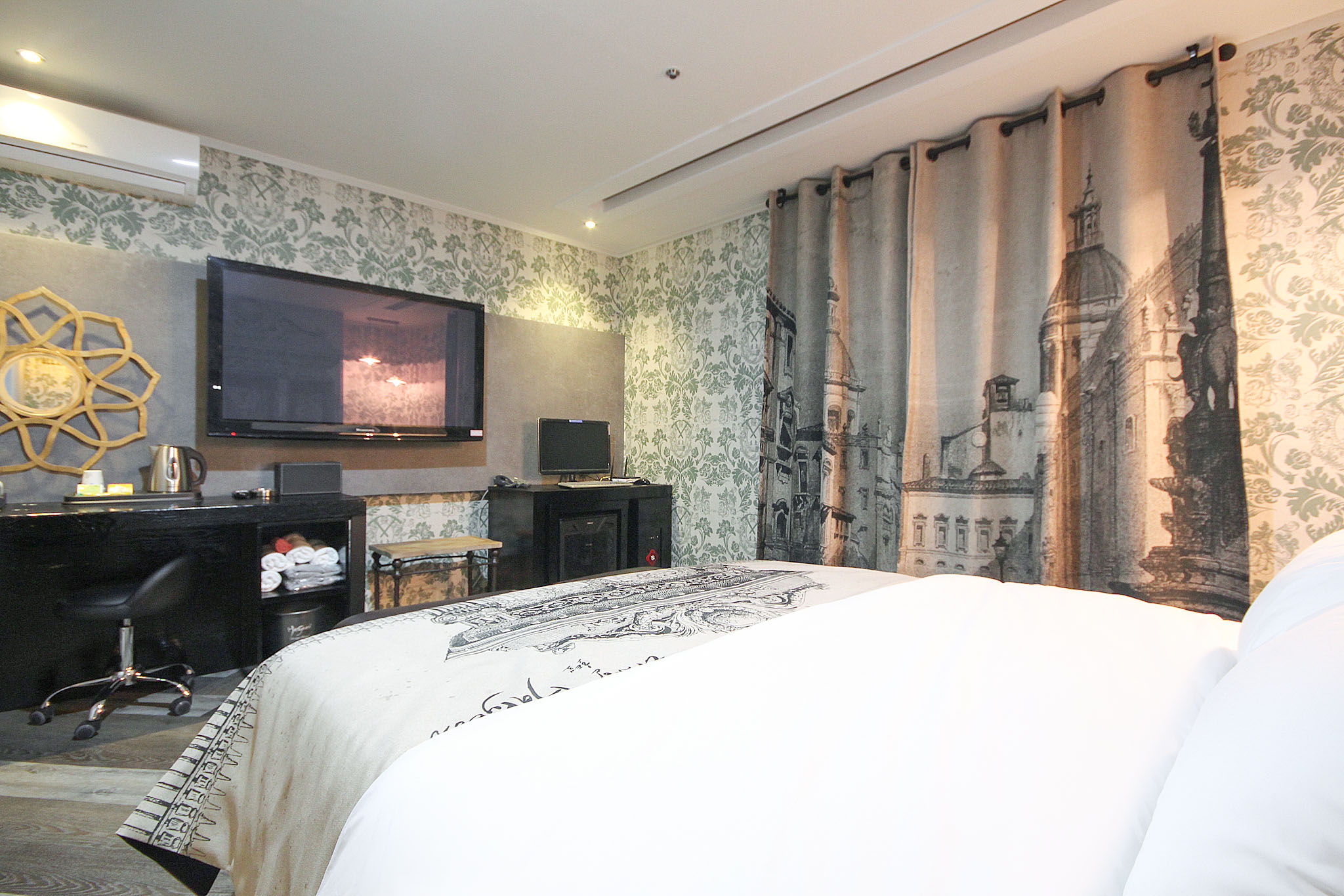 room detail thumbnail 2