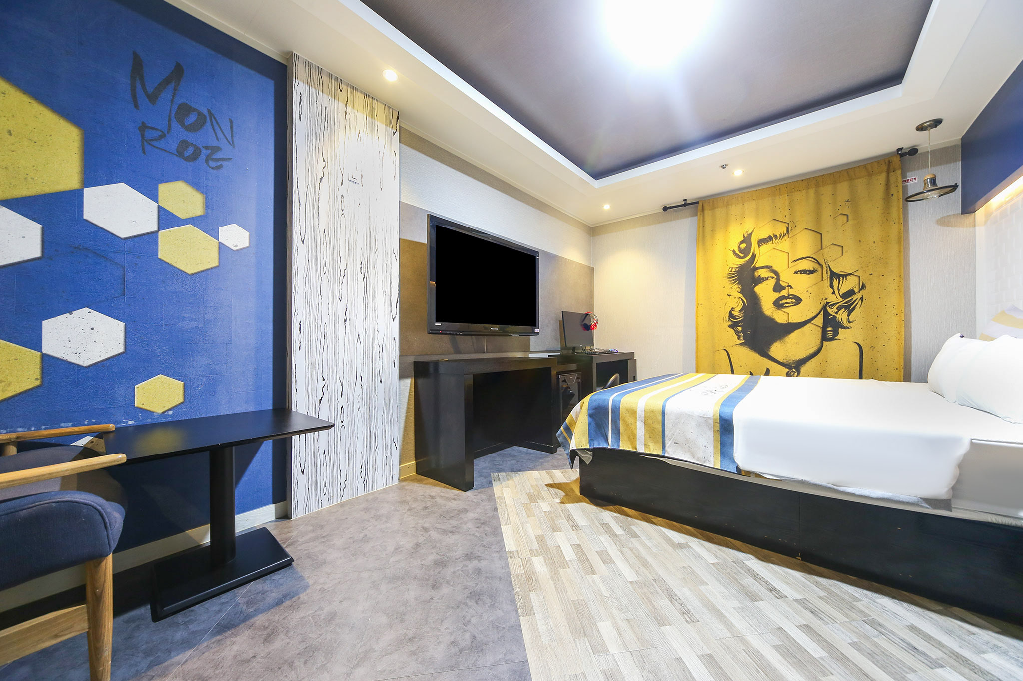 room detail thumbnail 1