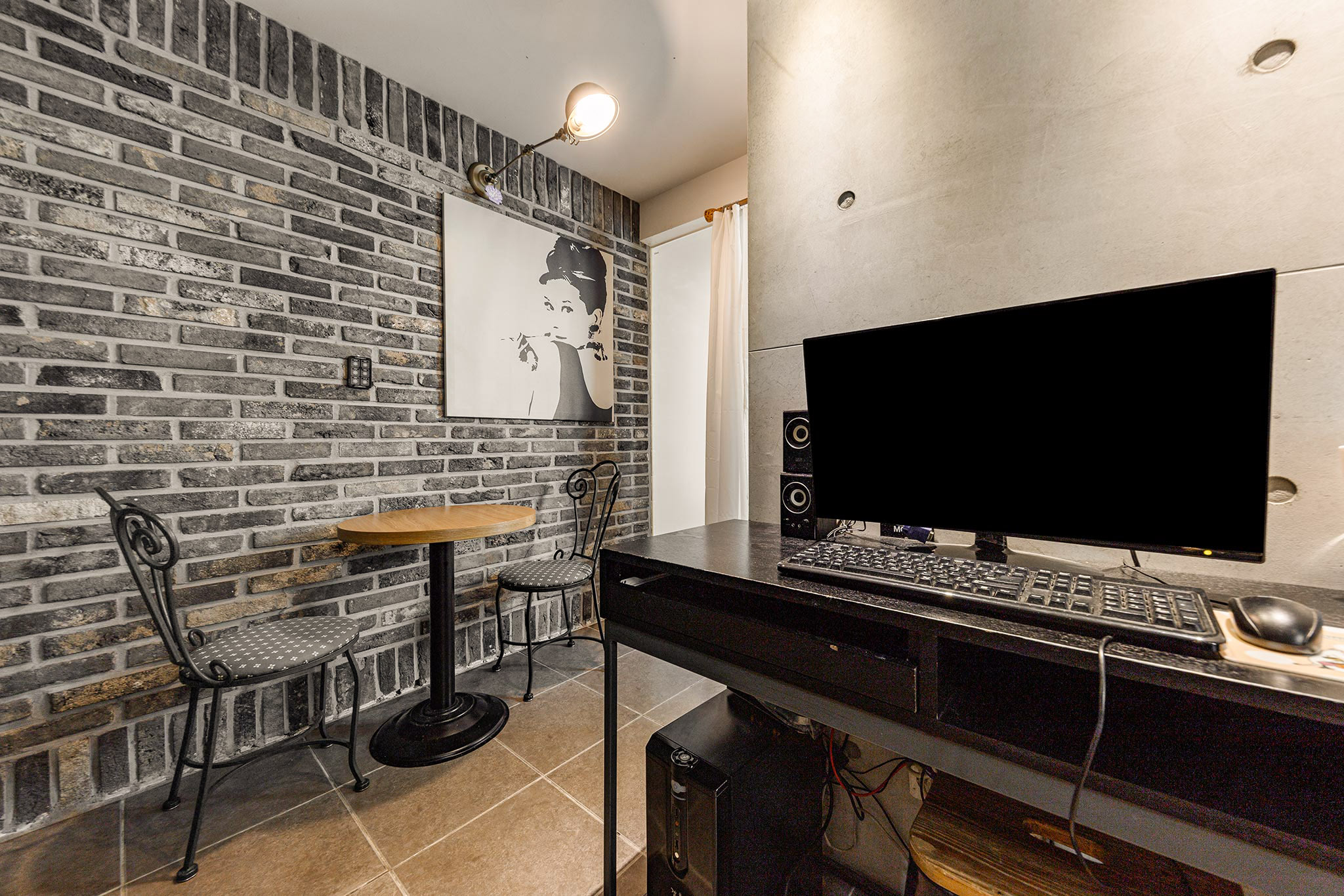 room detail thumbnail 2