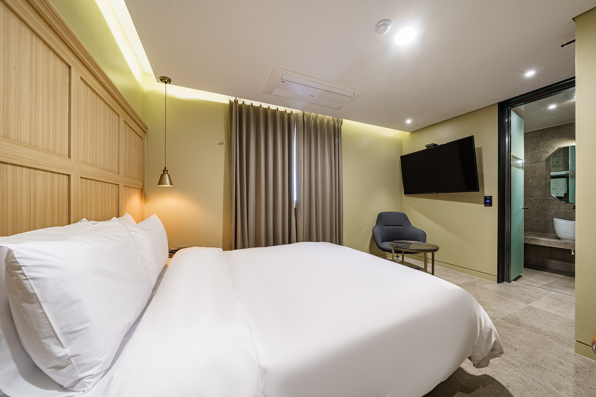 room detail thumbnail 2
