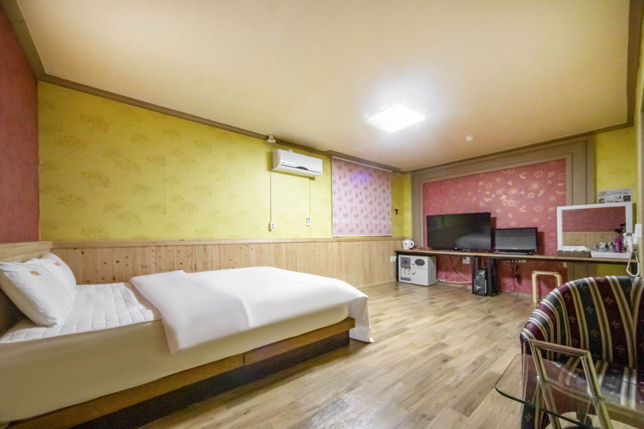 room detail thumbnail 2