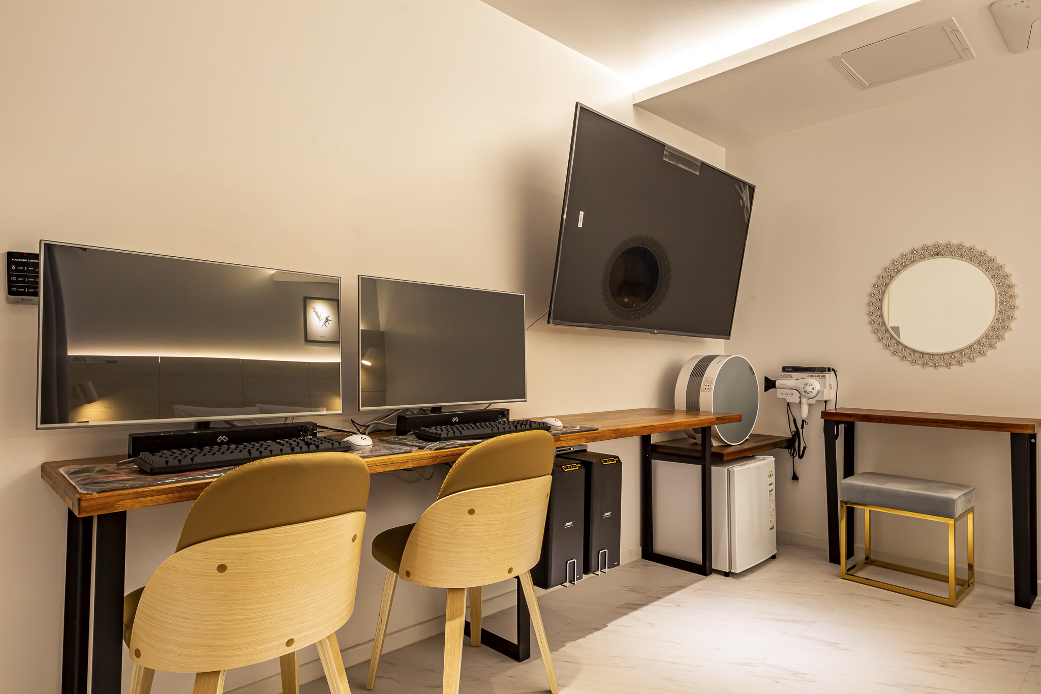 room detail thumbnail 2