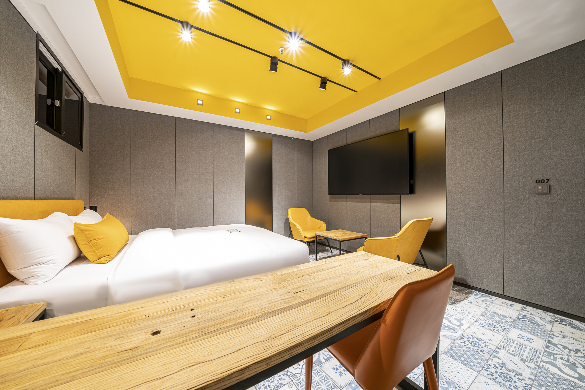 room detail thumbnail 1