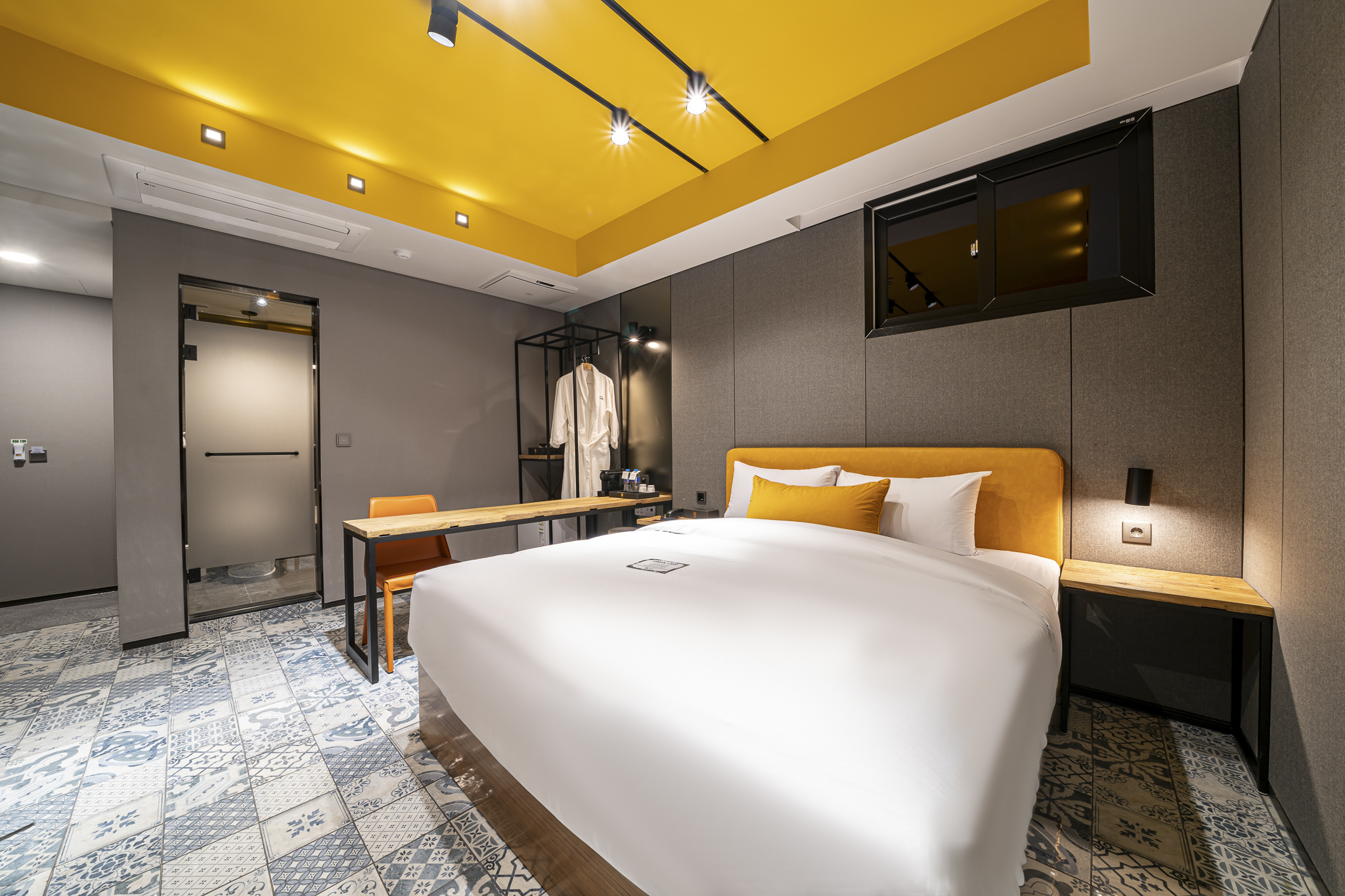 room detail thumbnail 2