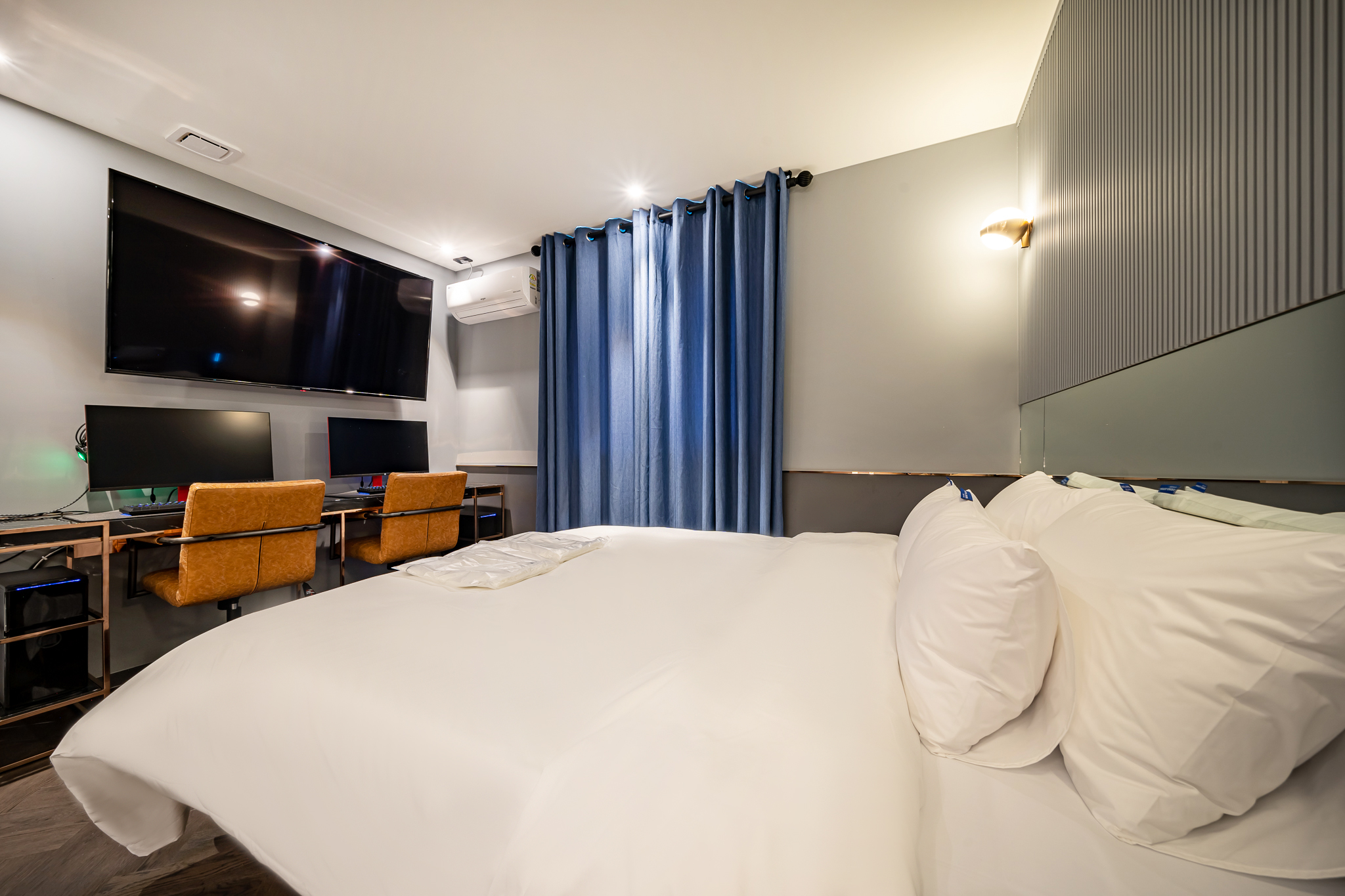 room detail thumbnail 2