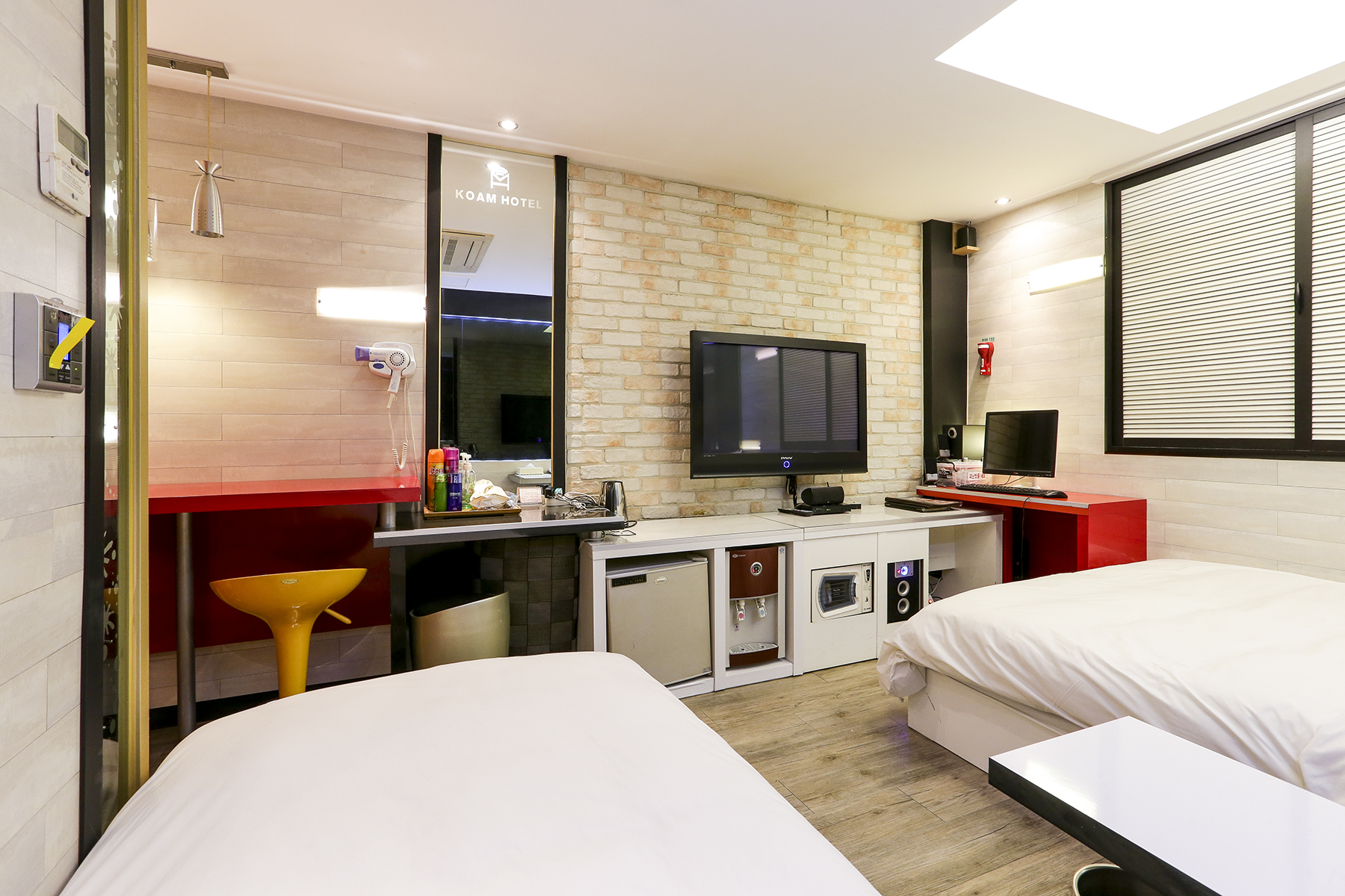 room detail thumbnail 1