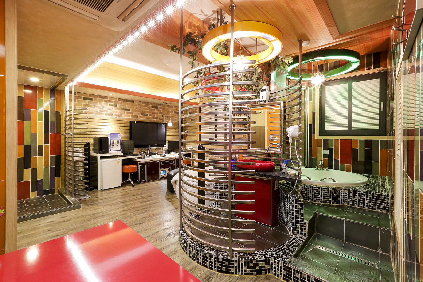 room detail thumbnail 2