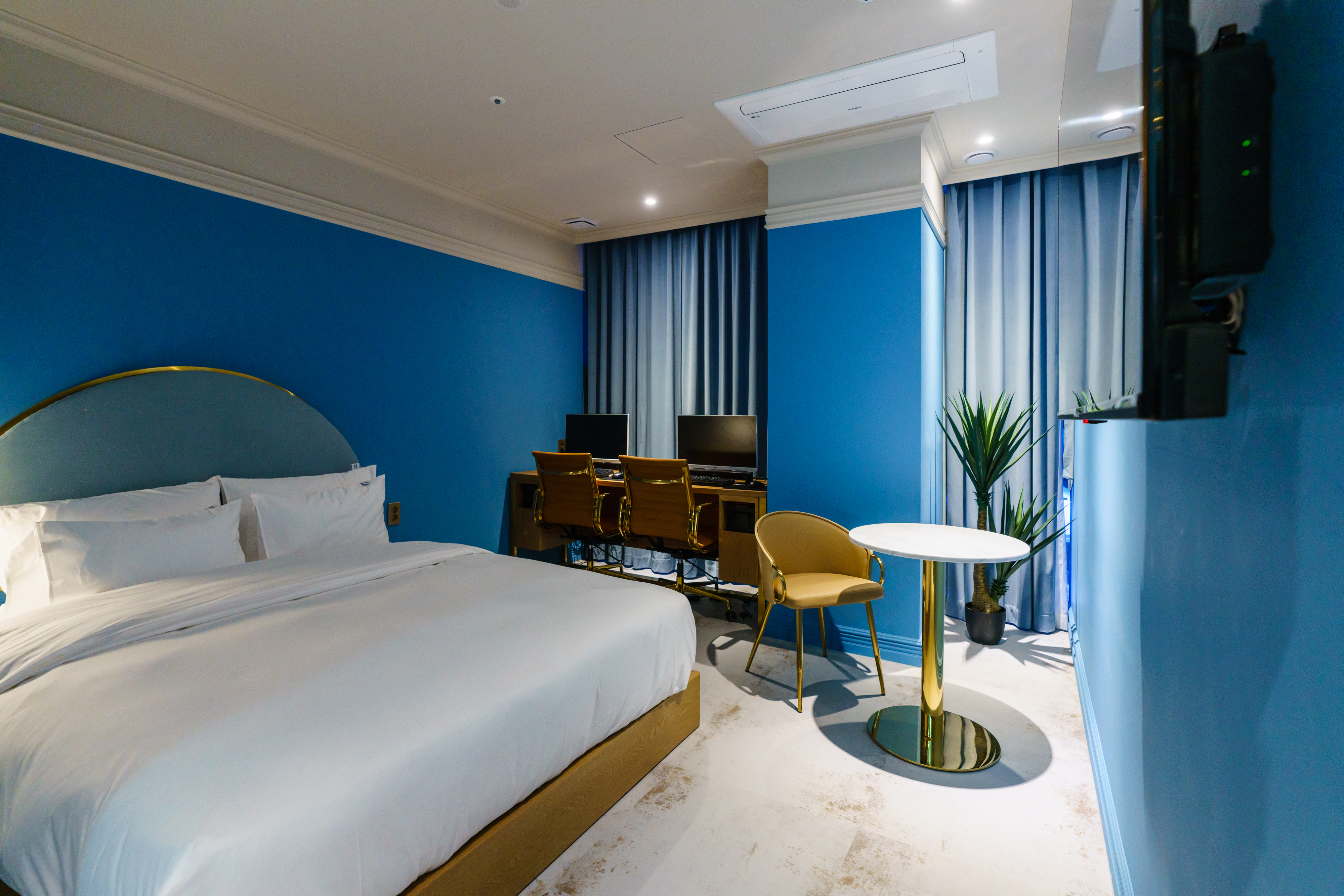 room detail thumbnail 2