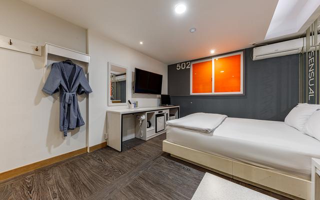 room detail thumbnail 1