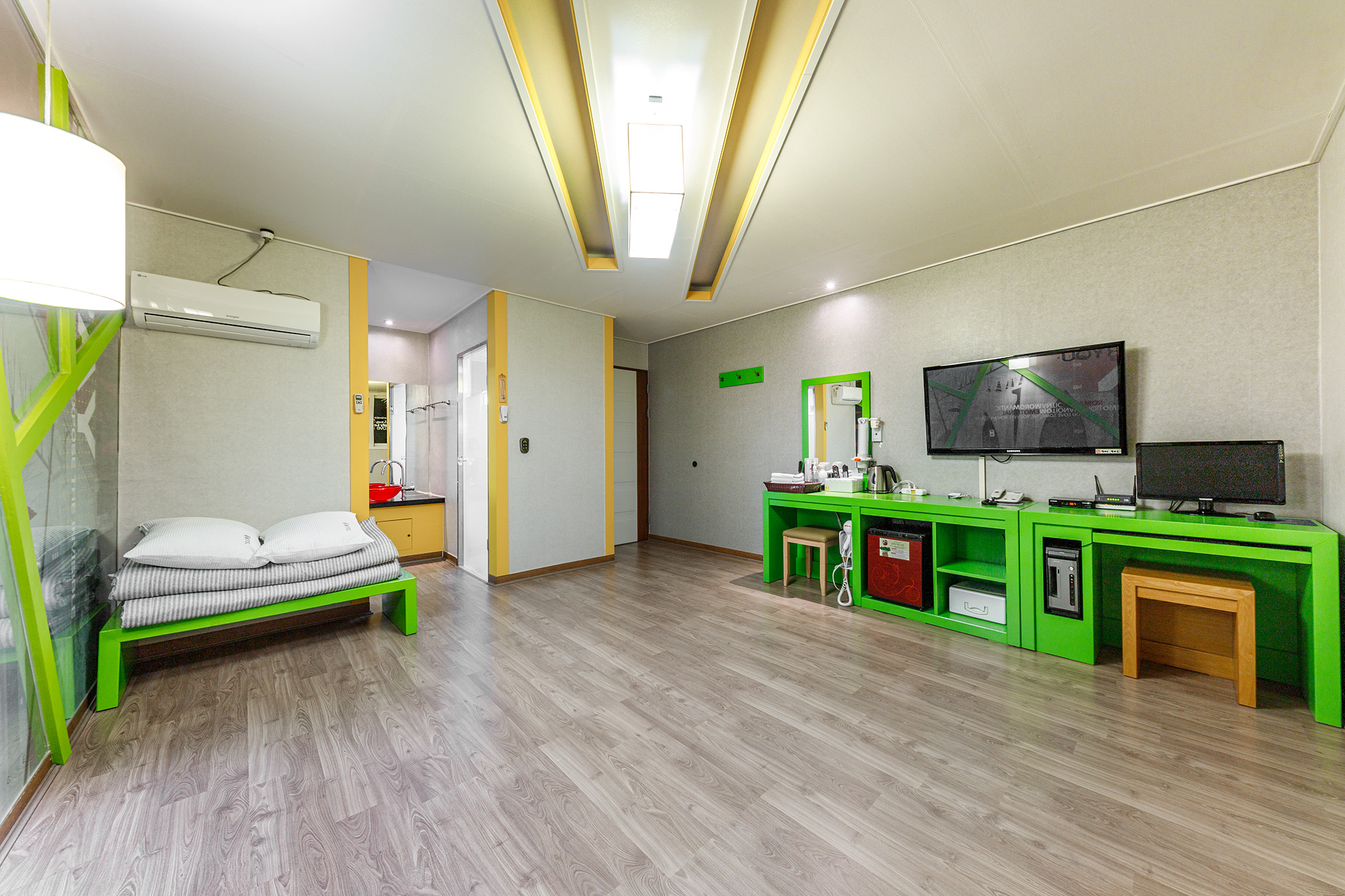 room detail thumbnail 2