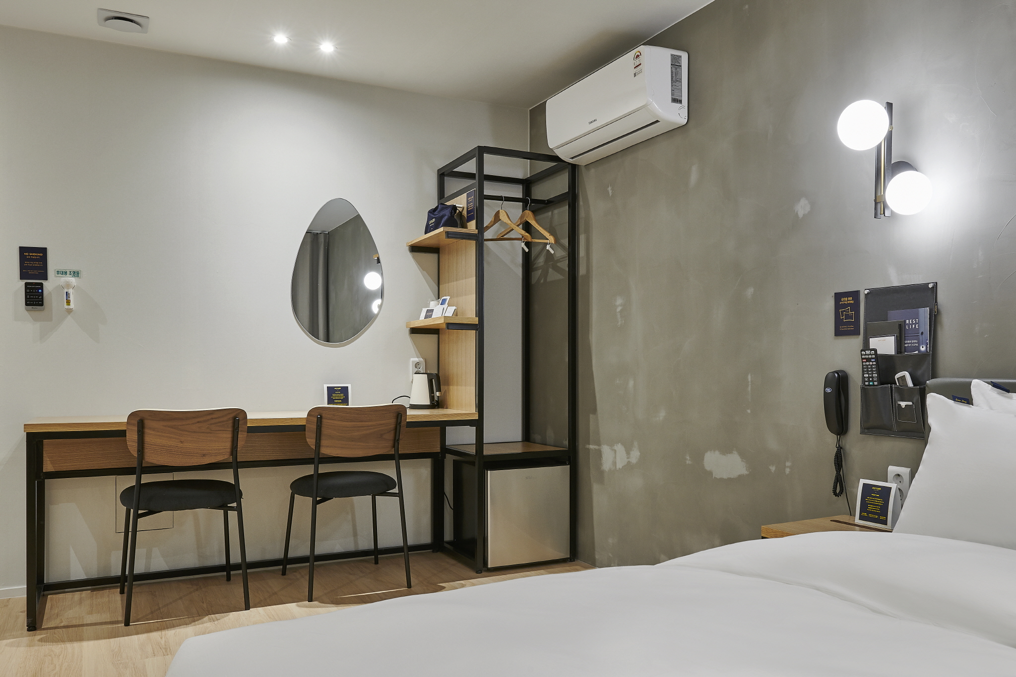 room detail thumbnail 2