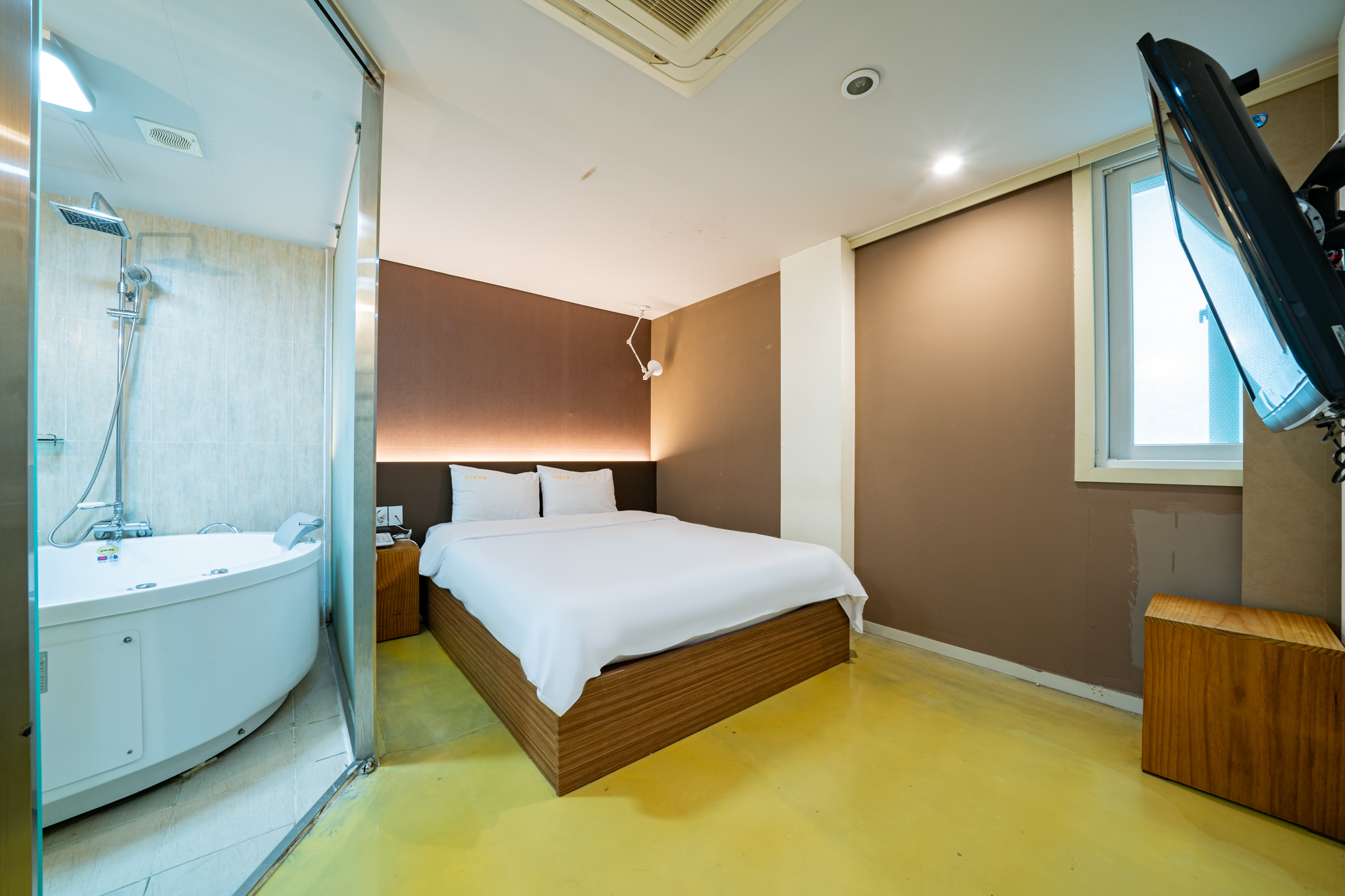 room detail thumbnail 2