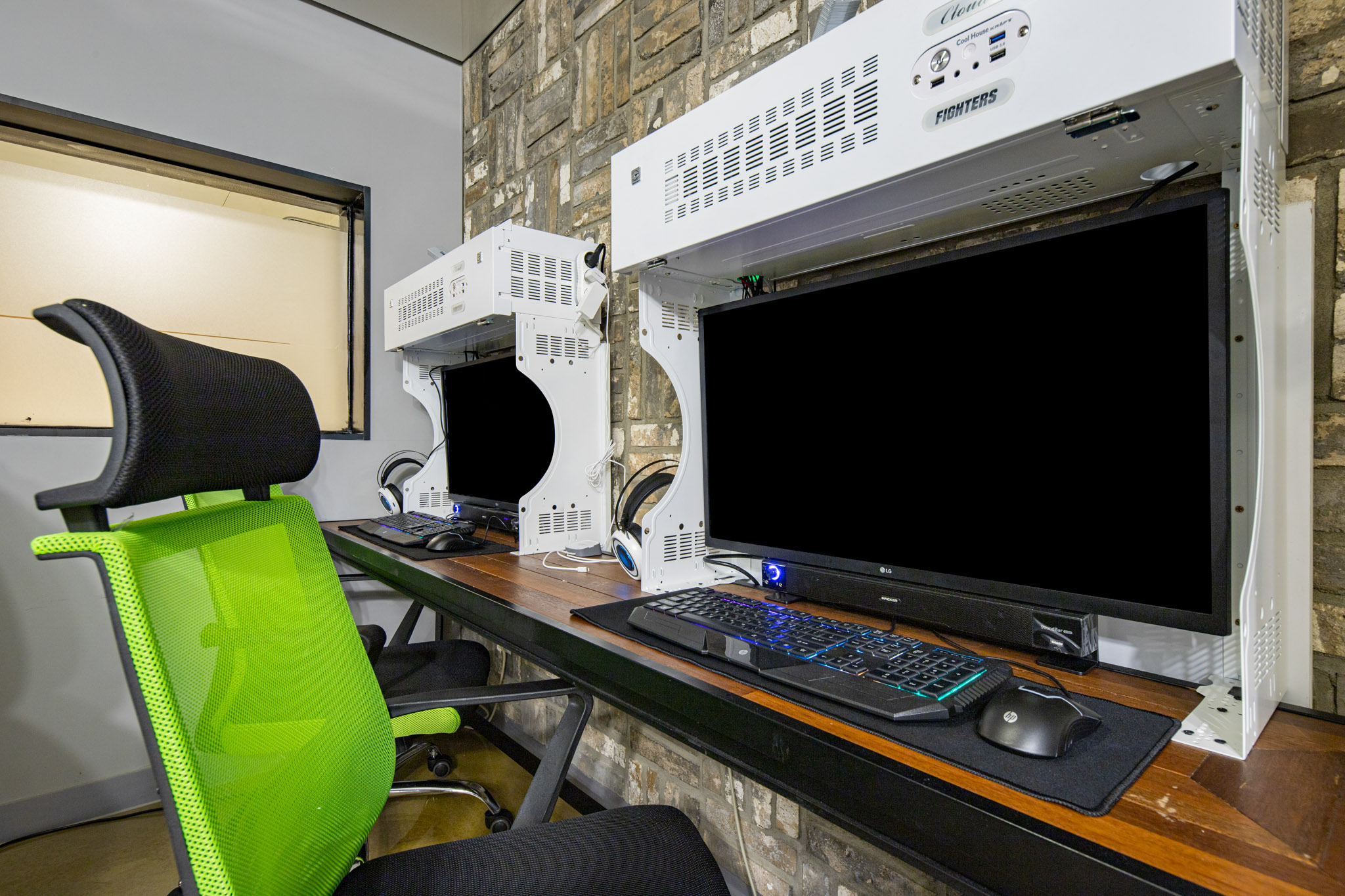 room detail thumbnail 2