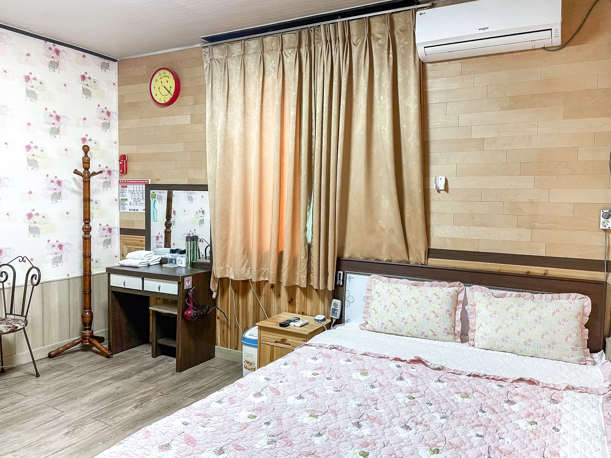 room detail thumbnail 1