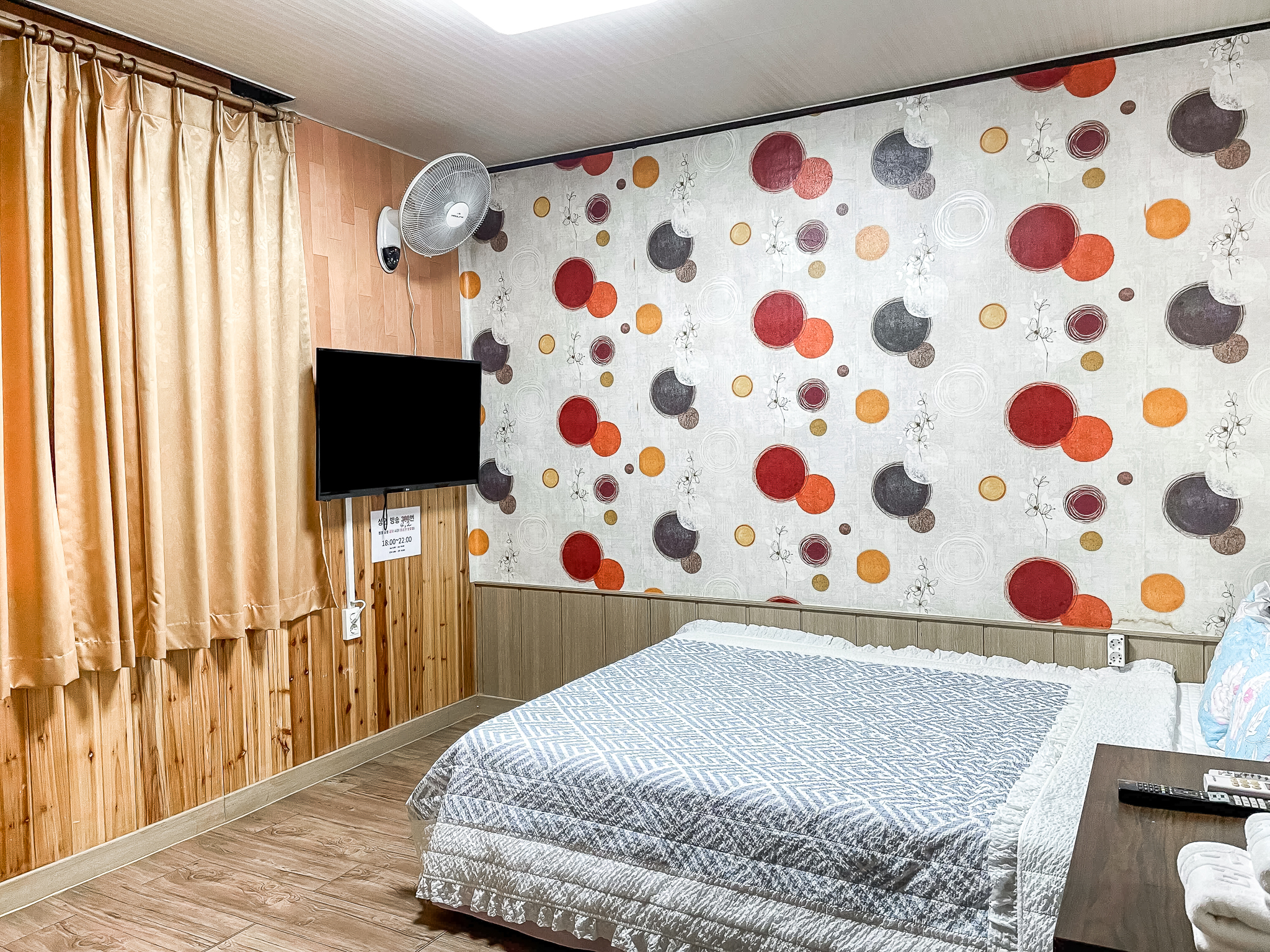 room detail thumbnail 2