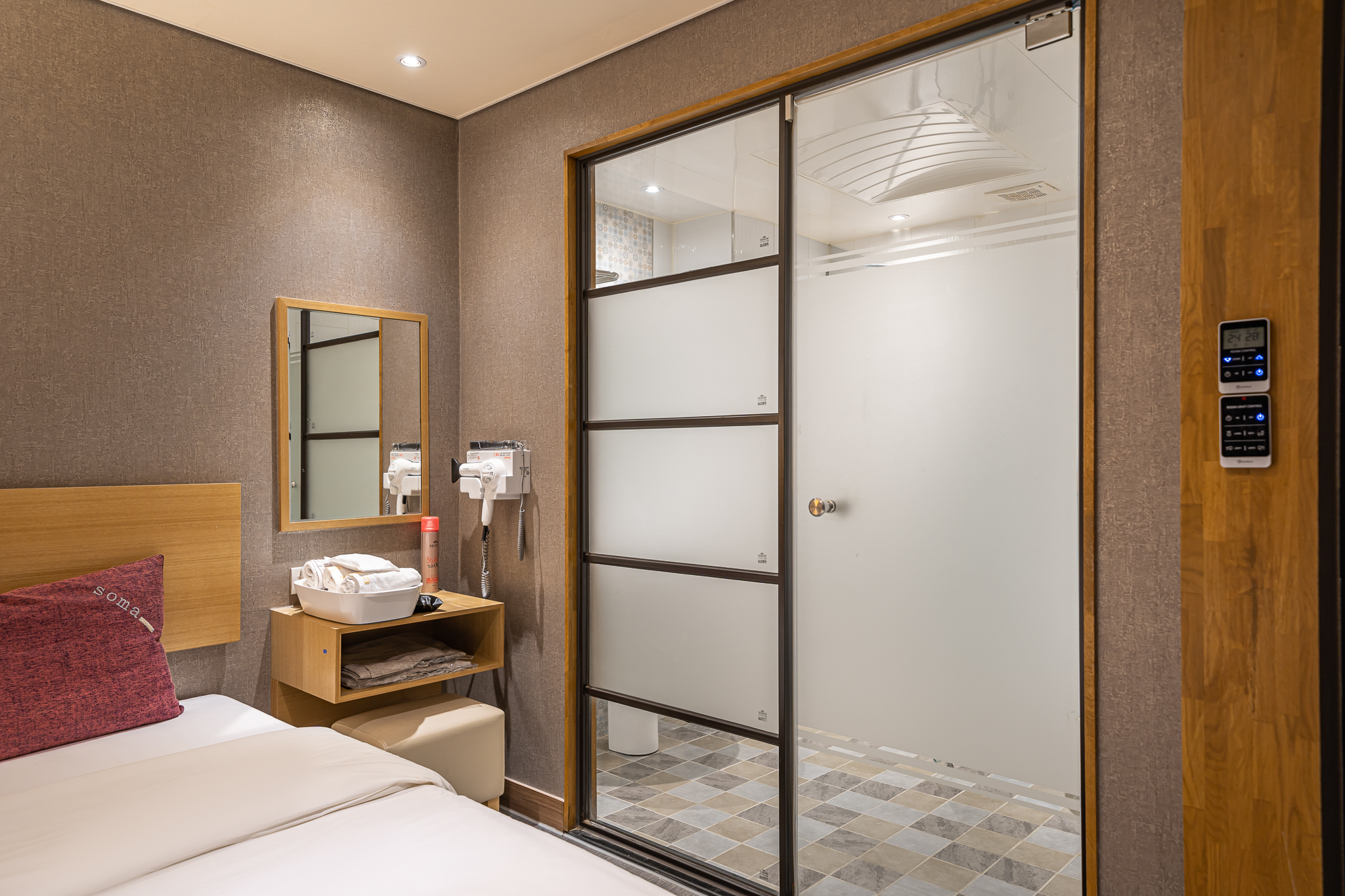 room detail thumbnail 2